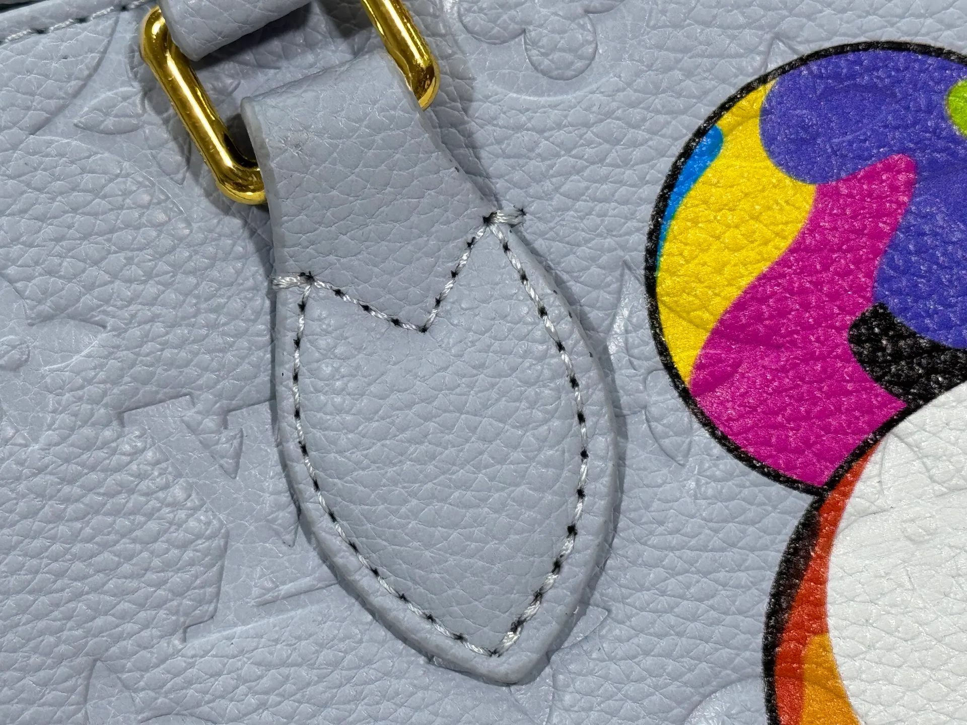 P240 upgraded original M13836 M45659 Louis Vuitton and Takashi Murakami launched a cross-border cooperation to reinterpret the classic OnTheGo small handbag with unconstrained ingenuity. Monogram Empreinte leather is dip-dyed in soft tones, and the sides of the bag feature Murakami's "super-flat" panda pattern, with Monogram flowers subtly blended into it. The metal parts add a touch of trendy style, and the detachable chain allows for a variety of carrying experiences. Dimensions: 25.0 x 19.0 x 11.5 cm (length x height x width)