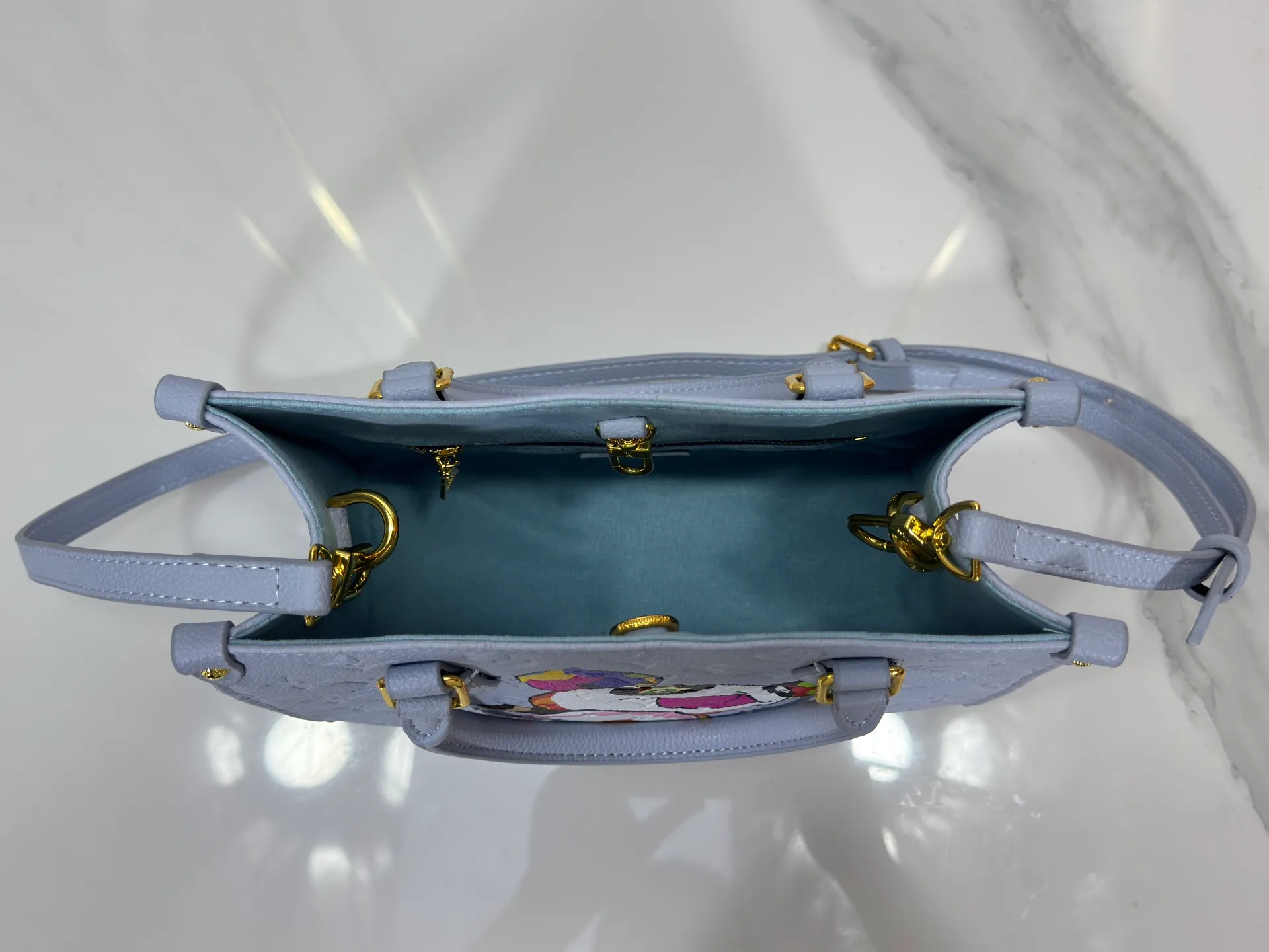 P240 upgraded original M13836 M45659 Louis Vuitton and Takashi Murakami launched a cross-border cooperation to reinterpret the classic OnTheGo small handbag with unconstrained ingenuity. Monogram Empreinte leather is dip-dyed in soft tones, and the sides of the bag feature Murakami's "super-flat" panda pattern, with Monogram flowers subtly blended into it. The metal parts add a touch of trendy style, and the detachable chain allows for a variety of carrying experiences. Dimensions: 25.0 x 19.0 x 11.5 cm (length x height x width)