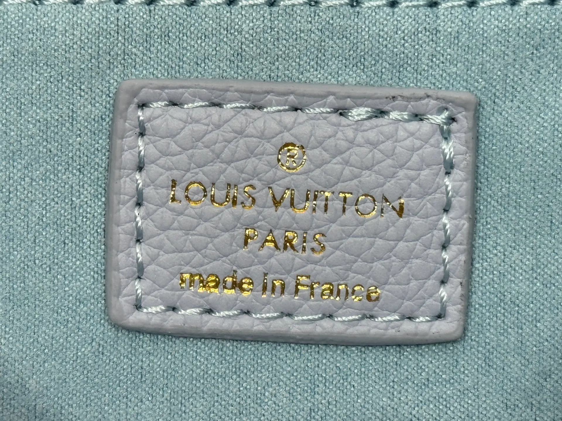 P240 upgraded original M13836 M45659 Louis Vuitton and Takashi Murakami launched a cross-border cooperation to reinterpret the classic OnTheGo small handbag with unconstrained ingenuity. Monogram Empreinte leather is dip-dyed in soft tones, and the sides of the bag feature Murakami's "super-flat" panda pattern, with Monogram flowers subtly blended into it. The metal parts add a touch of trendy style, and the detachable chain allows for a variety of carrying experiences. Dimensions: 25.0 x 19.0 x 11.5 cm (length x height x width)