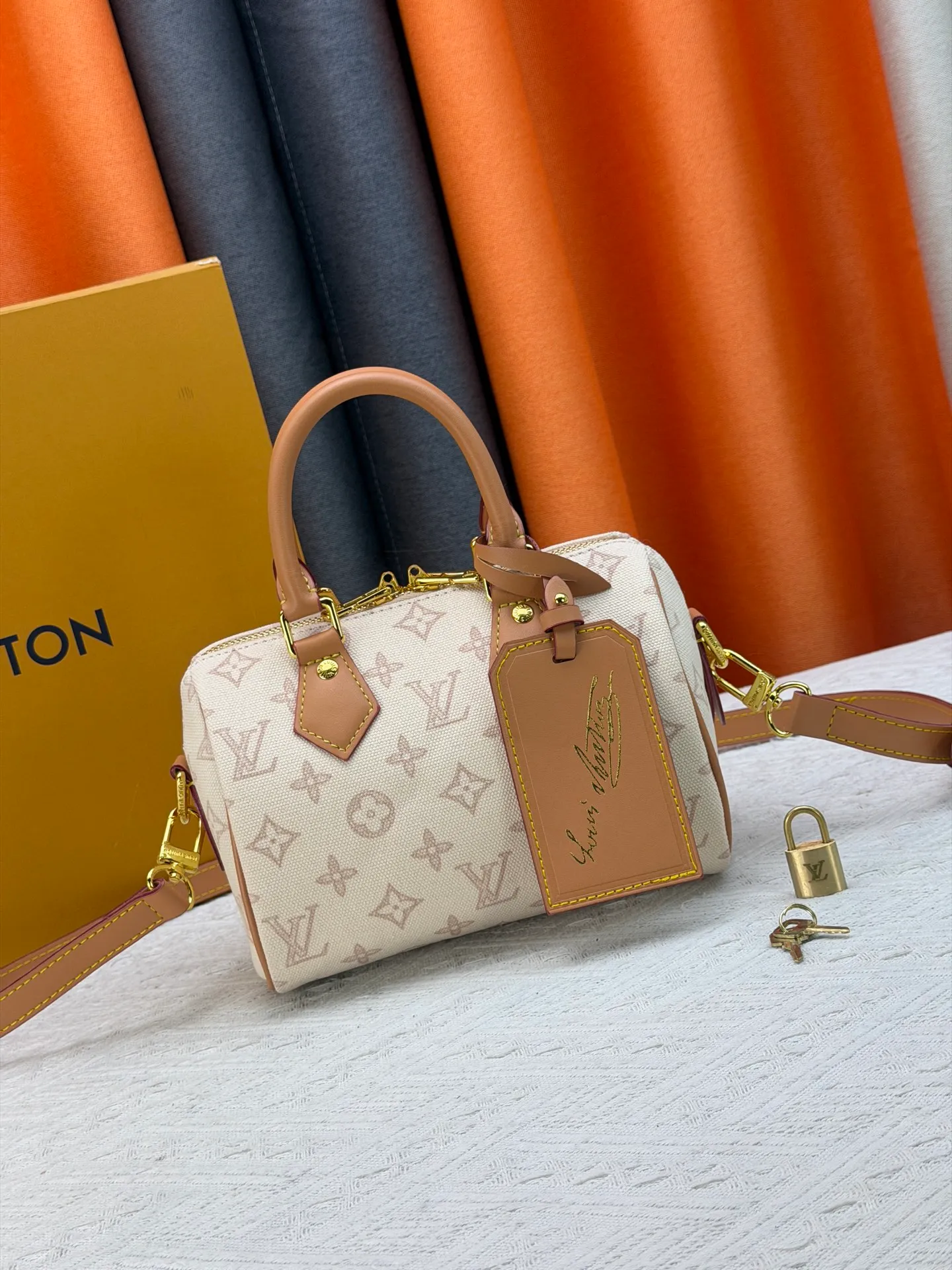 P220 [ALMA BB handbag] M27530-M27951-M28102-M46234-M27526-28272-M27525 This Alma BB handbag comes from the Travels With Grace Coddington series launched by Louis Vuitton and Grace Coddington, focusing on the fun Meowgram pattern. The canvas body is trimmed with calfskin and the fabric shoulder strap reads "Louis Vuitton" in Coddington's script. The exquisite padlocks and key cases once again prove the brand's exquisite craftsmanship.  Dimensions: 20.5×13.5×12cm (height x width x length)