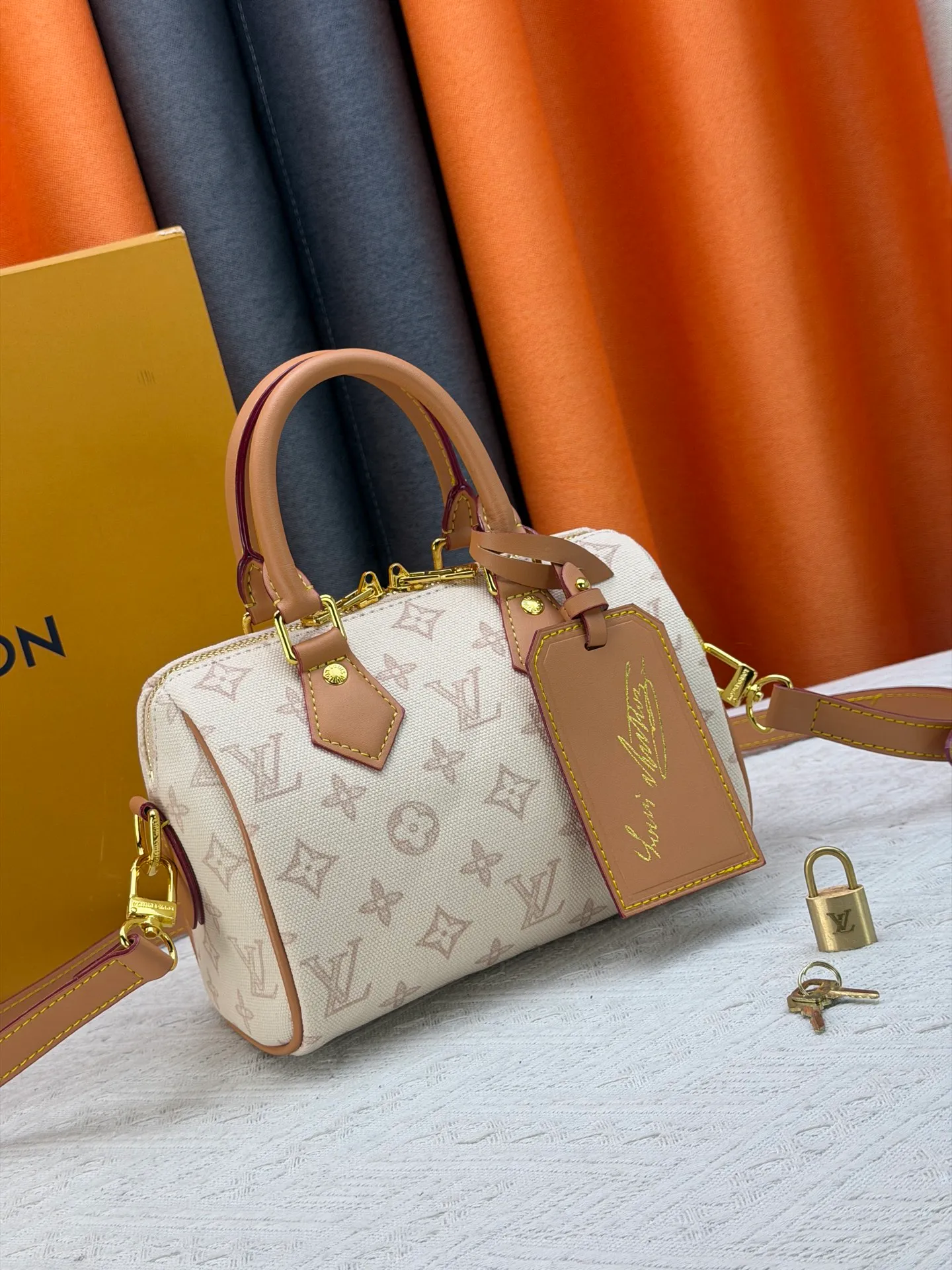 P220 [ALMA BB handbag] M27530-M27951-M28102-M46234-M27526-28272-M27525 This Alma BB handbag comes from the Travels With Grace Coddington series launched by Louis Vuitton and Grace Coddington, focusing on the fun Meowgram pattern. The canvas body is trimmed with calfskin and the fabric shoulder strap reads "Louis Vuitton" in Coddington's script. The exquisite padlocks and key cases once again prove the brand's exquisite craftsmanship.  Dimensions: 20.5×13.5×12cm (height x width x length)