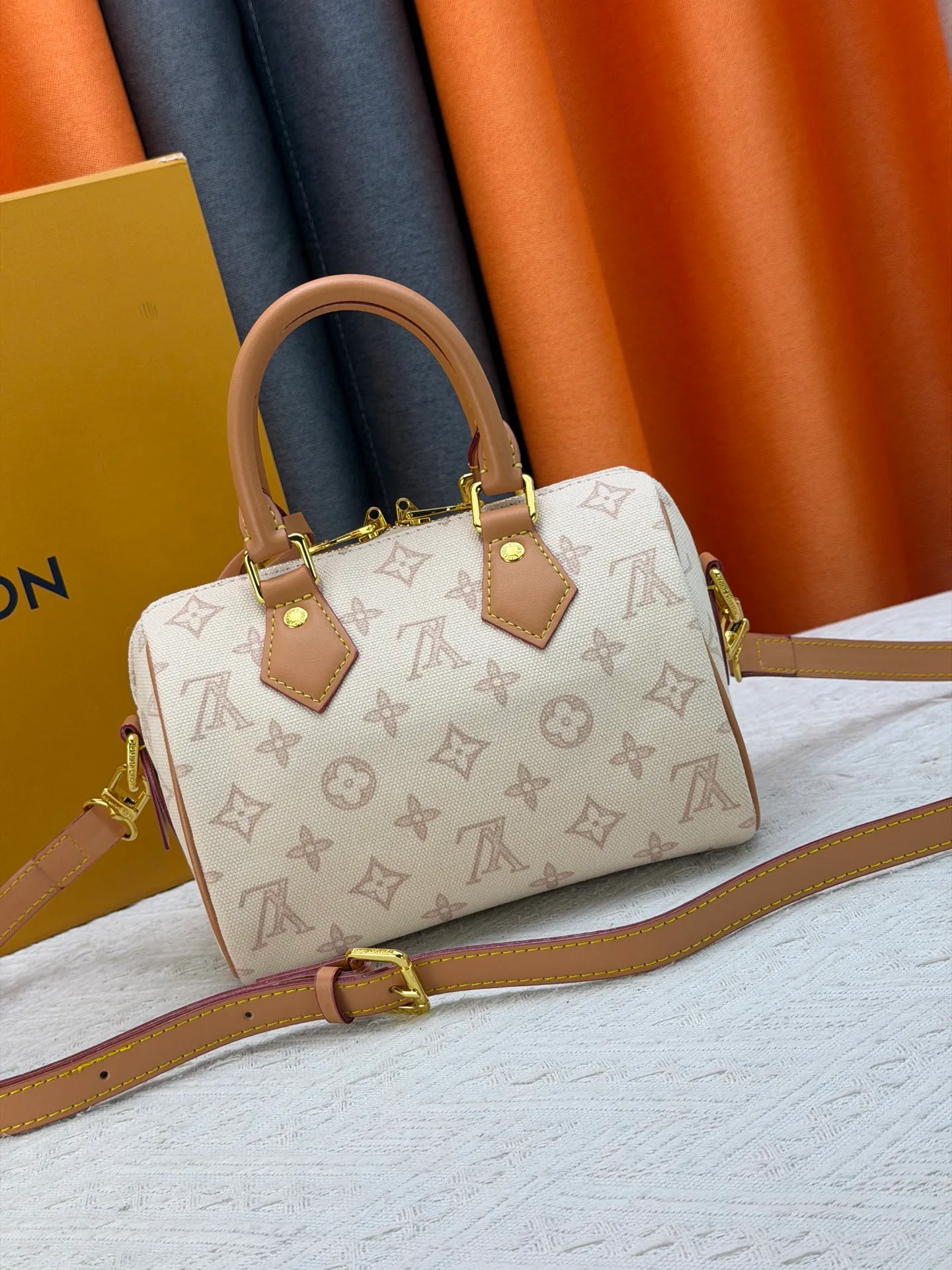 P220 [ALMA BB handbag] M27530-M27951-M28102-M46234-M27526-28272-M27525 This Alma BB handbag comes from the Travels With Grace Coddington series launched by Louis Vuitton and Grace Coddington, focusing on the fun Meowgram pattern. The canvas body is trimmed with calfskin and the fabric shoulder strap reads "Louis Vuitton" in Coddington's script. The exquisite padlocks and key cases once again prove the brand's exquisite craftsmanship.  Dimensions: 20.5×13.5×12cm (height x width x length)