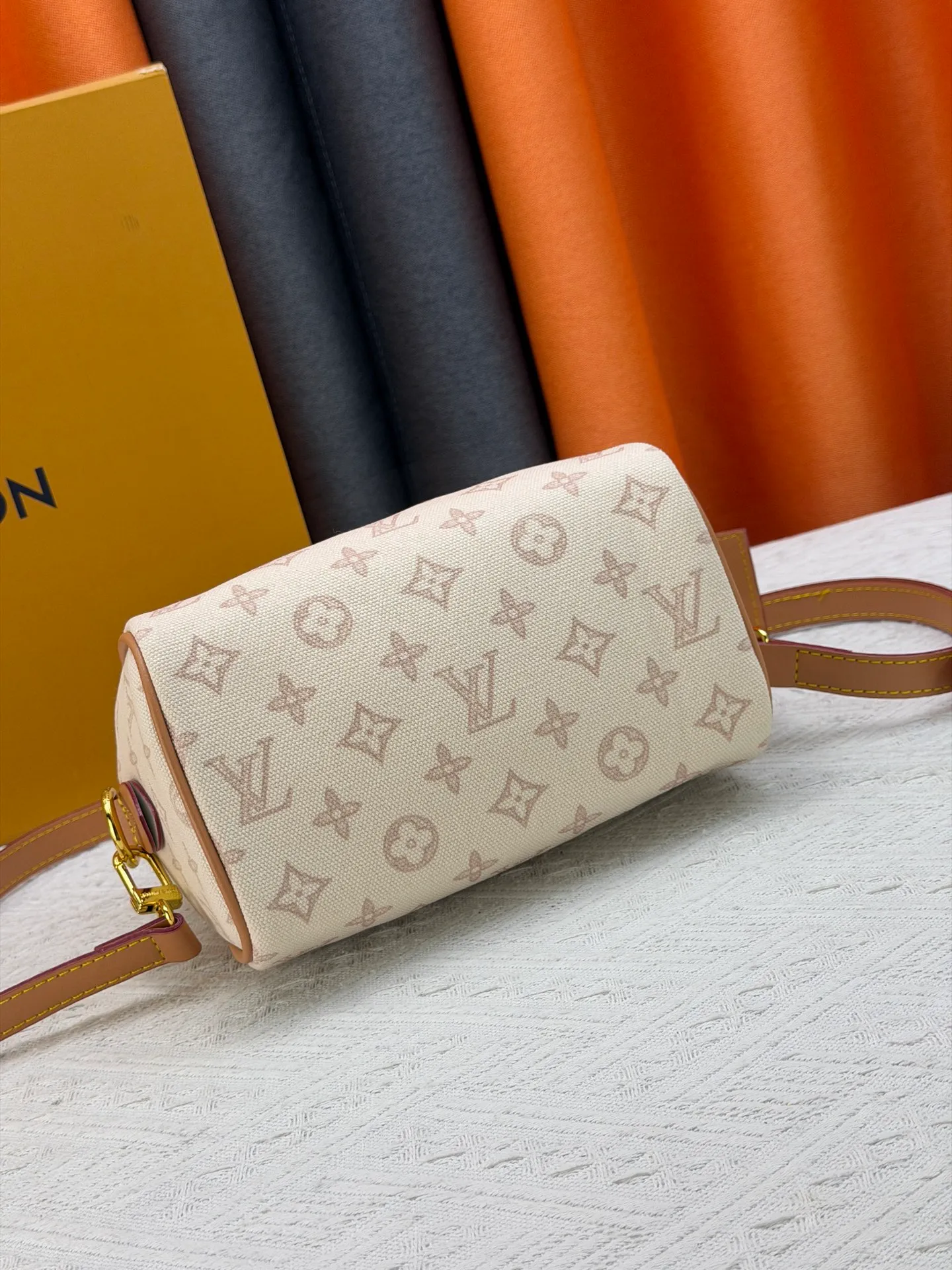 P220 [ALMA BB handbag] M27530-M27951-M28102-M46234-M27526-28272-M27525 This Alma BB handbag comes from the Travels With Grace Coddington series launched by Louis Vuitton and Grace Coddington, focusing on the fun Meowgram pattern. The canvas body is trimmed with calfskin and the fabric shoulder strap reads "Louis Vuitton" in Coddington's script. The exquisite padlocks and key cases once again prove the brand's exquisite craftsmanship.  Dimensions: 20.5×13.5×12cm (height x width x length)
