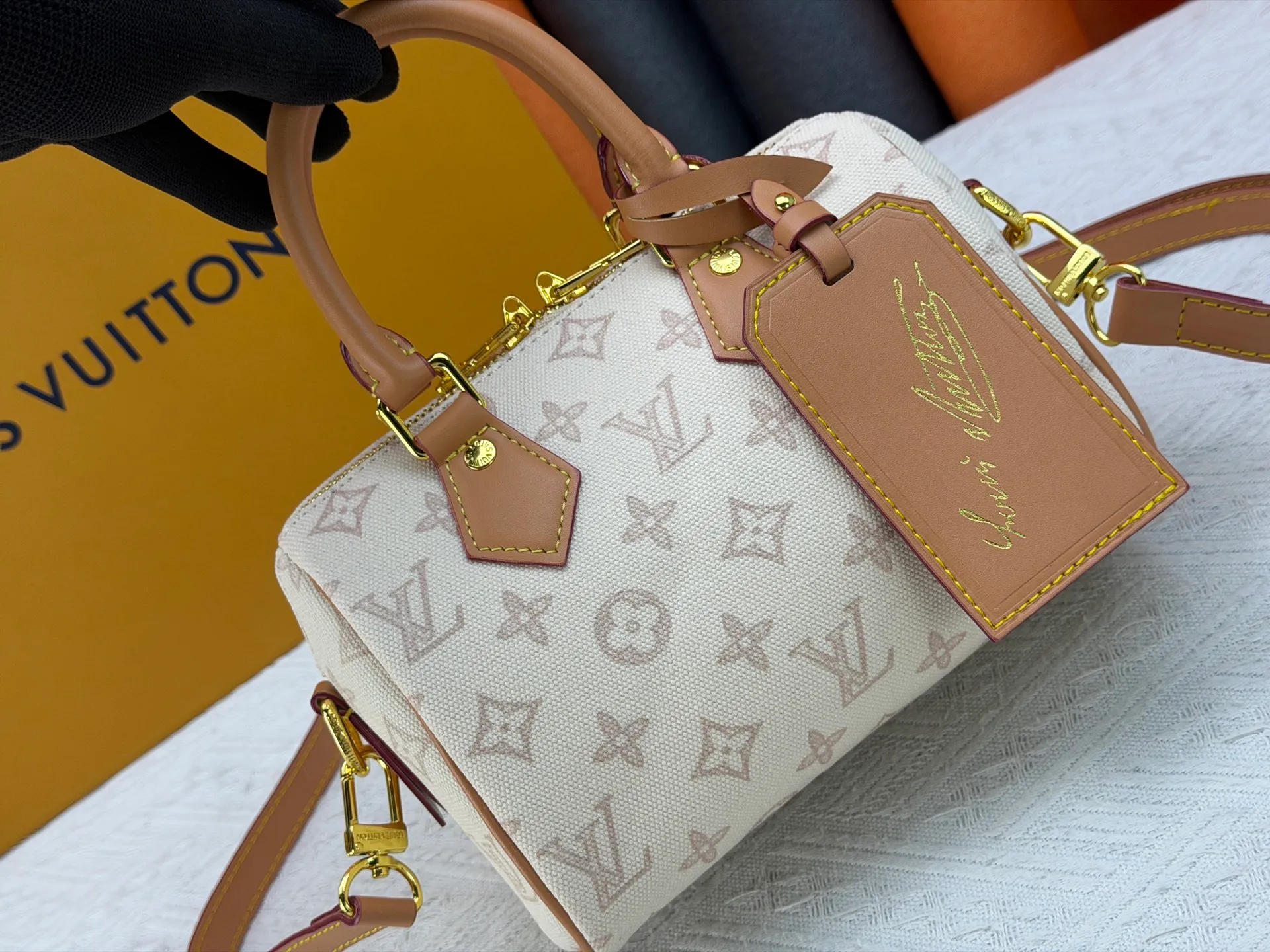 P220 [ALMA BB handbag] M27530-M27951-M28102-M46234-M27526-28272-M27525 This Alma BB handbag comes from the Travels With Grace Coddington series launched by Louis Vuitton and Grace Coddington, focusing on the fun Meowgram pattern. The canvas body is trimmed with calfskin and the fabric shoulder strap reads "Louis Vuitton" in Coddington's script. The exquisite padlocks and key cases once again prove the brand's exquisite craftsmanship.  Dimensions: 20.5×13.5×12cm (height x width x length)