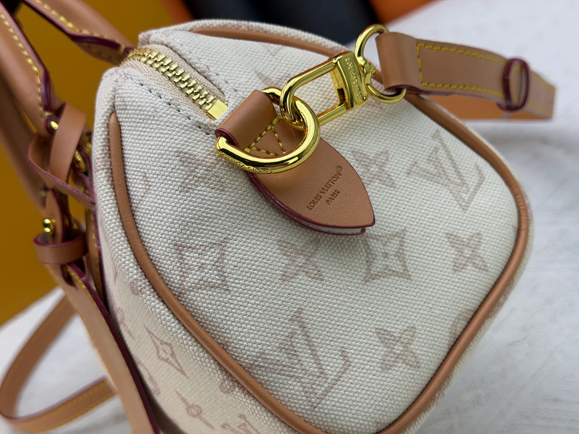 P220 [ALMA BB handbag] M27530-M27951-M28102-M46234-M27526-28272-M27525 This Alma BB handbag comes from the Travels With Grace Coddington series launched by Louis Vuitton and Grace Coddington, focusing on the fun Meowgram pattern. The canvas body is trimmed with calfskin and the fabric shoulder strap reads "Louis Vuitton" in Coddington's script. The exquisite padlocks and key cases once again prove the brand's exquisite craftsmanship.  Dimensions: 20.5×13.5×12cm (height x width x length)