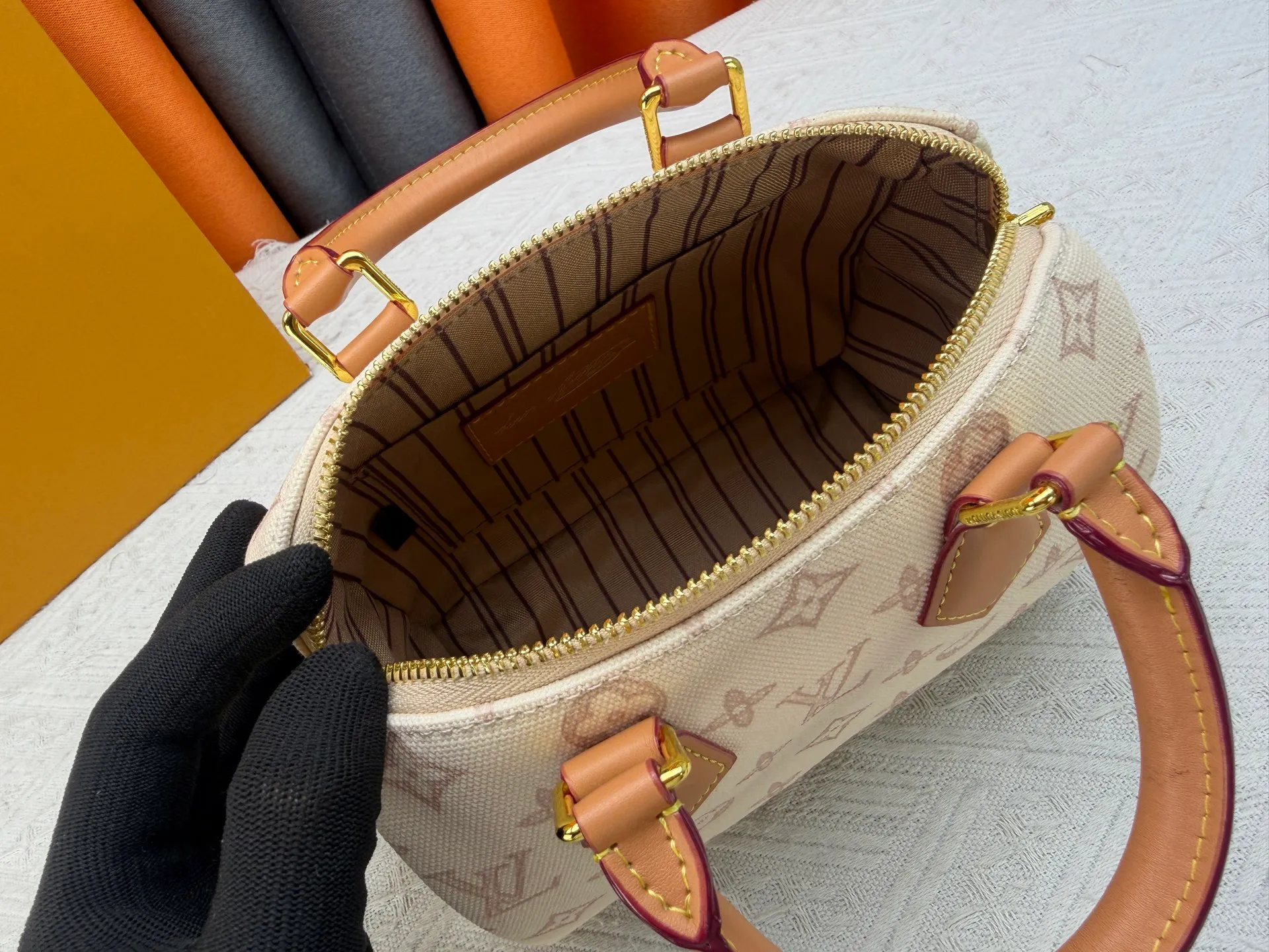 P220 [ALMA BB handbag] M27530-M27951-M28102-M46234-M27526-28272-M27525 This Alma BB handbag comes from the Travels With Grace Coddington series launched by Louis Vuitton and Grace Coddington, focusing on the fun Meowgram pattern. The canvas body is trimmed with calfskin and the fabric shoulder strap reads "Louis Vuitton" in Coddington's script. The exquisite padlocks and key cases once again prove the brand's exquisite craftsmanship.  Dimensions: 20.5×13.5×12cm (height x width x length)