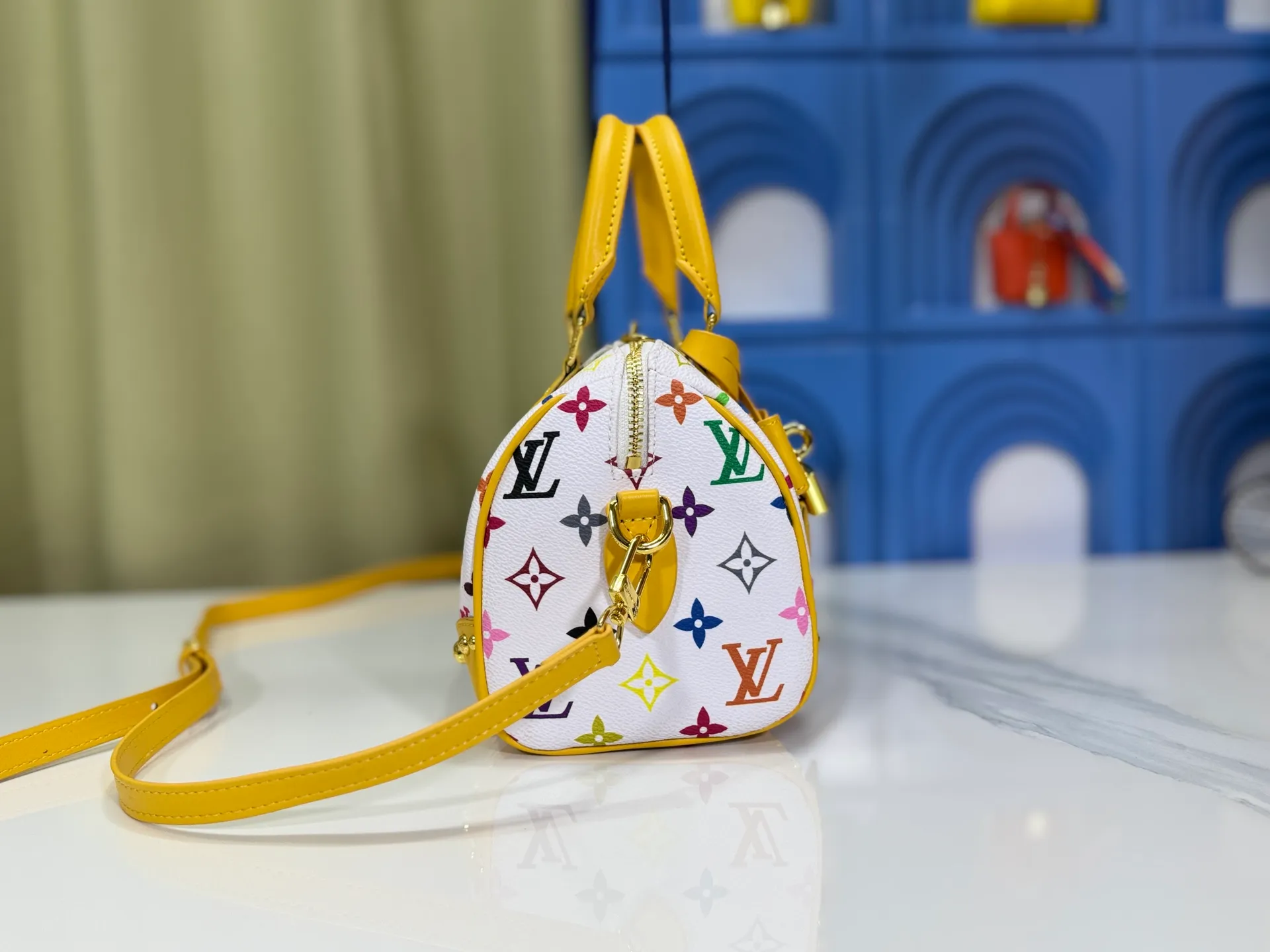 P280 upgraded original M58953 M46234 M46222 Speedy Bandoulière 20 handbag is made of soft coated canvas, and the full-length Monogram pattern is traced in colorful rainbow tones, highlighting the smart style of the Louis Vuitton x Murakami reissue series. The Toron handle and detachable shoulder strap are constructed of cow leather, the metal corners recall classic luggage elements, and the bow-shaped key bag and padlock add brand touches. Dimensions: 20.5 x 13.5 x 12.0 cm (length x height x width)