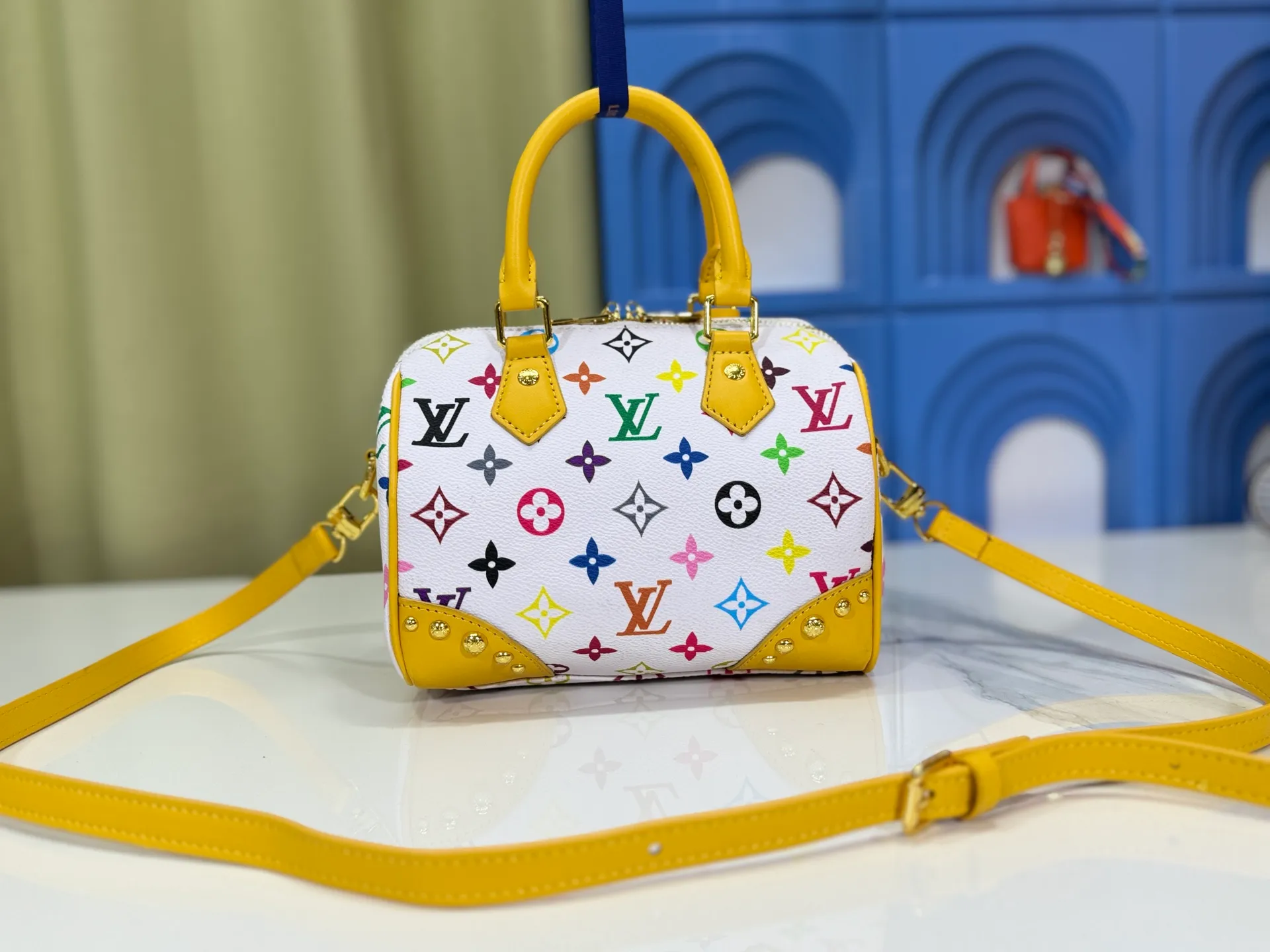P280 upgraded original M58953 M46234 M46222 Speedy Bandoulière 20 handbag is made of soft coated canvas, and the full-length Monogram pattern is traced in colorful rainbow tones, highlighting the smart style of the Louis Vuitton x Murakami reissue series. The Toron handle and detachable shoulder strap are constructed of cow leather, the metal corners recall classic luggage elements, and the bow-shaped key bag and padlock add brand touches. Dimensions: 20.5 x 13.5 x 12.0 cm (length x height x width)