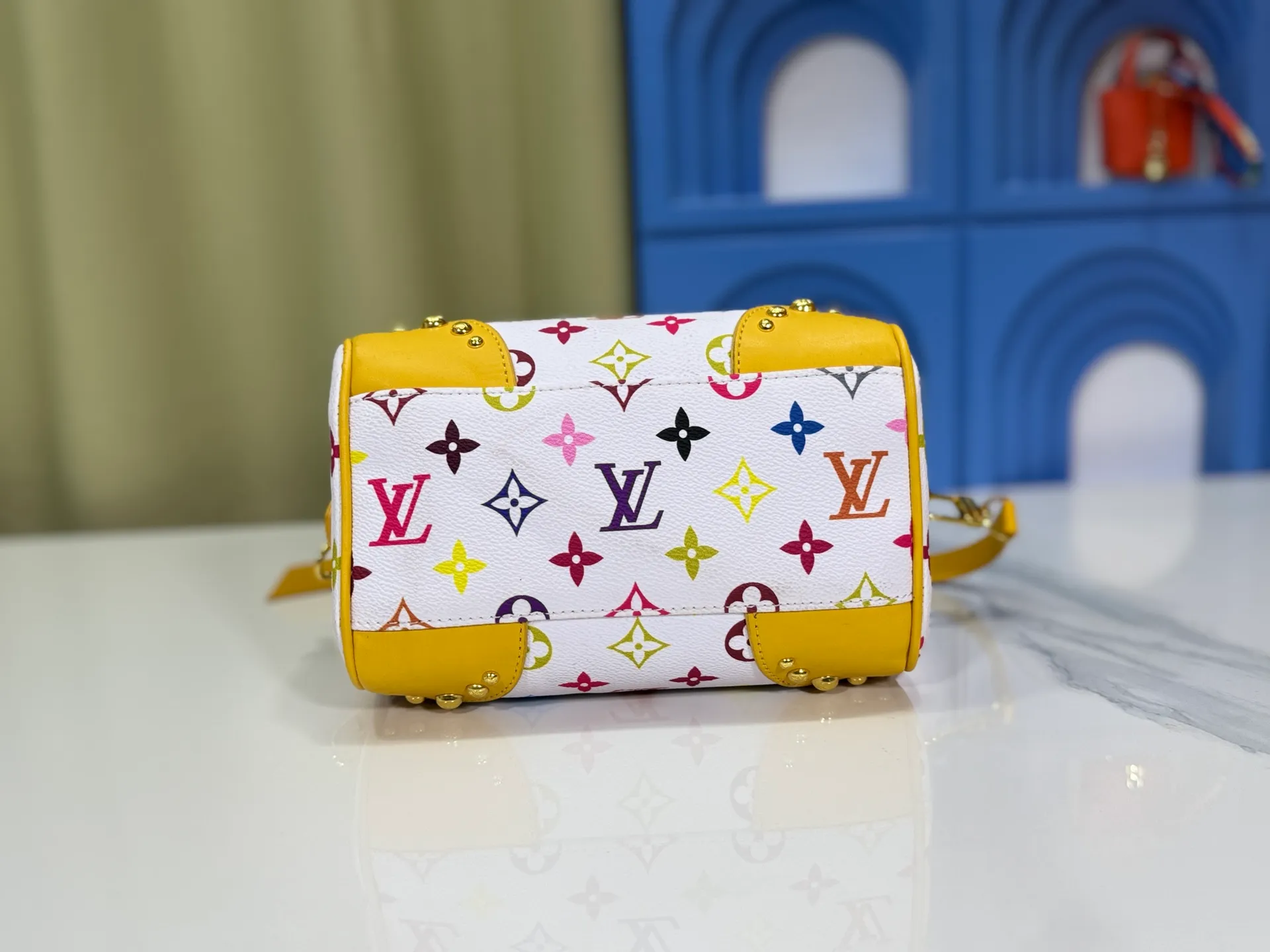 P280 upgraded original M58953 M46234 M46222 Speedy Bandoulière 20 handbag is made of soft coated canvas, and the full-length Monogram pattern is traced in colorful rainbow tones, highlighting the smart style of the Louis Vuitton x Murakami reissue series. The Toron handle and detachable shoulder strap are constructed of cow leather, the metal corners recall classic luggage elements, and the bow-shaped key bag and padlock add brand touches. Dimensions: 20.5 x 13.5 x 12.0 cm (length x height x width)