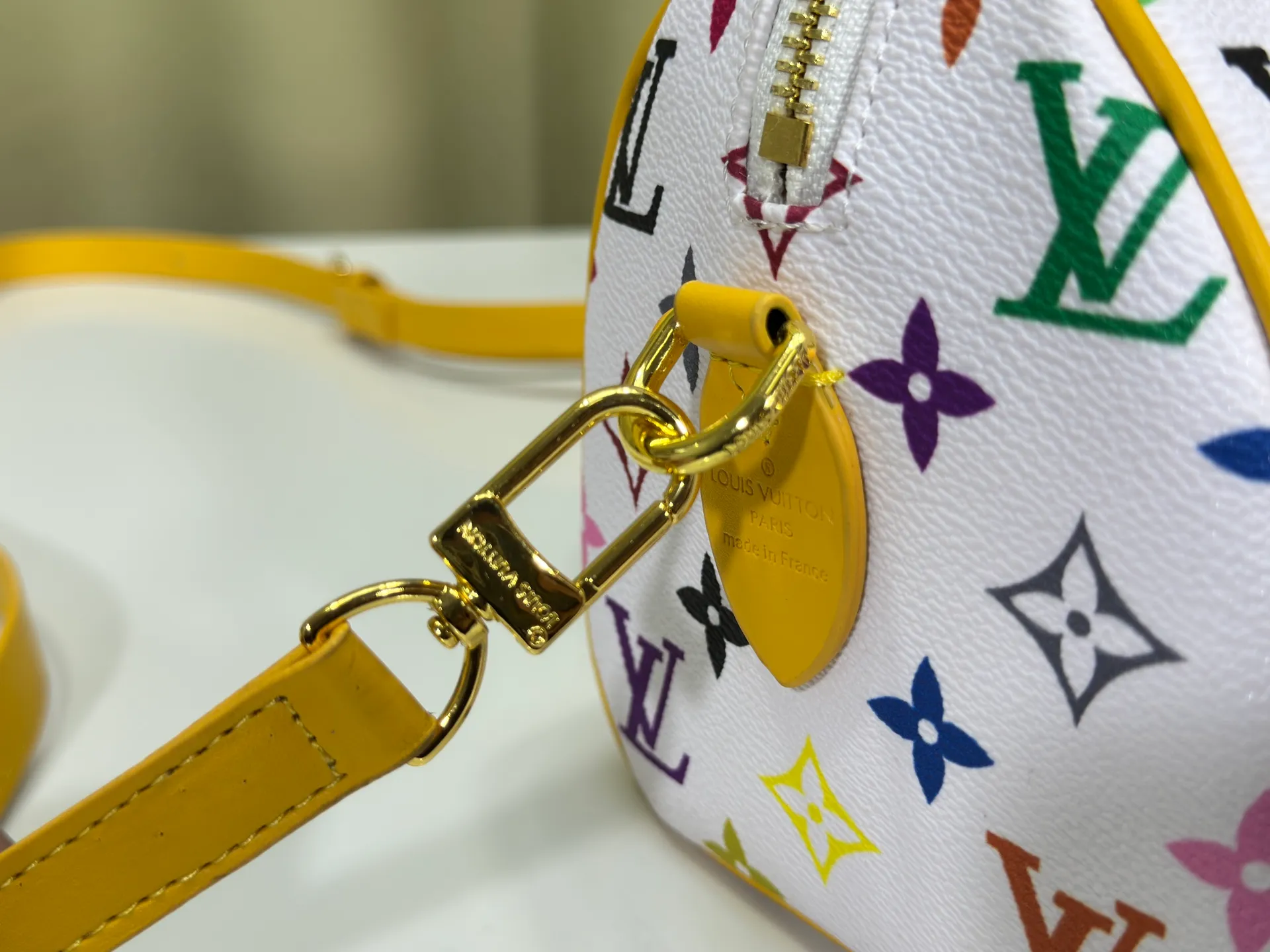 P280 upgraded original M58953 M46234 M46222 Speedy Bandoulière 20 handbag is made of soft coated canvas, and the full-length Monogram pattern is traced in colorful rainbow tones, highlighting the smart style of the Louis Vuitton x Murakami reissue series. The Toron handle and detachable shoulder strap are constructed of cow leather, the metal corners recall classic luggage elements, and the bow-shaped key bag and padlock add brand touches. Dimensions: 20.5 x 13.5 x 12.0 cm (length x height x width)