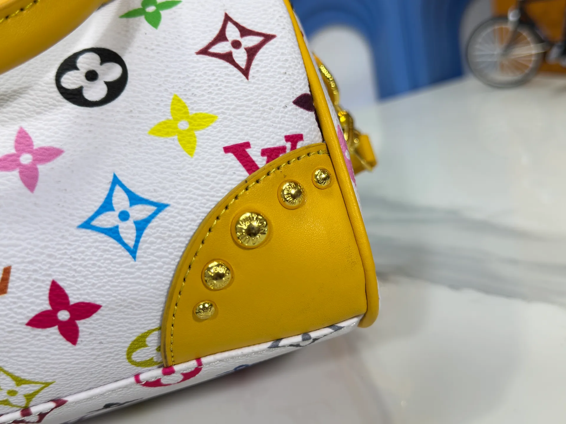 P280 upgraded original M58953 M46234 M46222 Speedy Bandoulière 20 handbag is made of soft coated canvas, and the full-length Monogram pattern is traced in colorful rainbow tones, highlighting the smart style of the Louis Vuitton x Murakami reissue series. The Toron handle and detachable shoulder strap are constructed of cow leather, the metal corners recall classic luggage elements, and the bow-shaped key bag and padlock add brand touches. Dimensions: 20.5 x 13.5 x 12.0 cm (length x height x width)