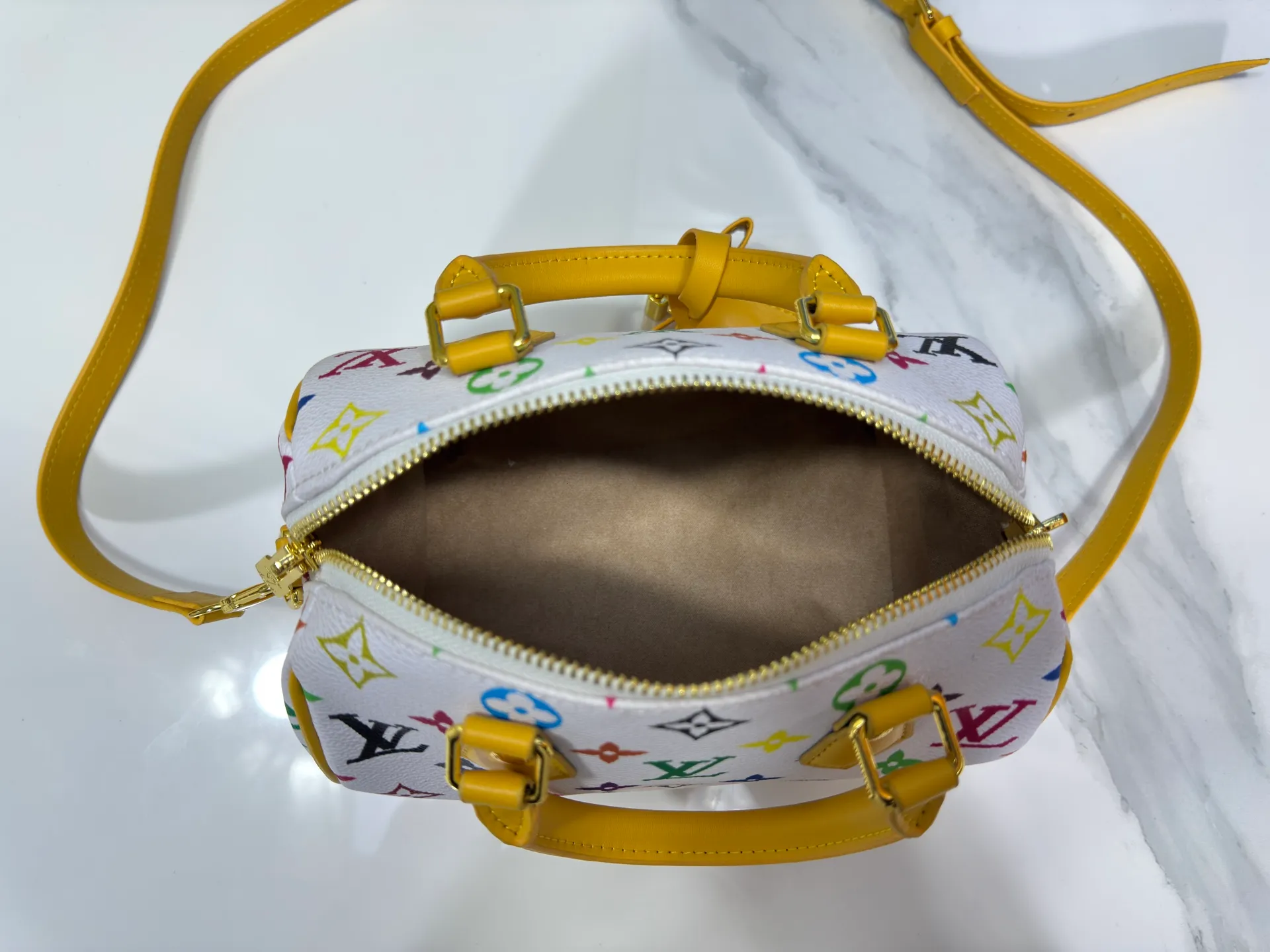 P280 upgraded original M58953 M46234 M46222 Speedy Bandoulière 20 handbag is made of soft coated canvas, and the full-length Monogram pattern is traced in colorful rainbow tones, highlighting the smart style of the Louis Vuitton x Murakami reissue series. The Toron handle and detachable shoulder strap are constructed of cow leather, the metal corners recall classic luggage elements, and the bow-shaped key bag and padlock add brand touches. Dimensions: 20.5 x 13.5 x 12.0 cm (length x height x width)