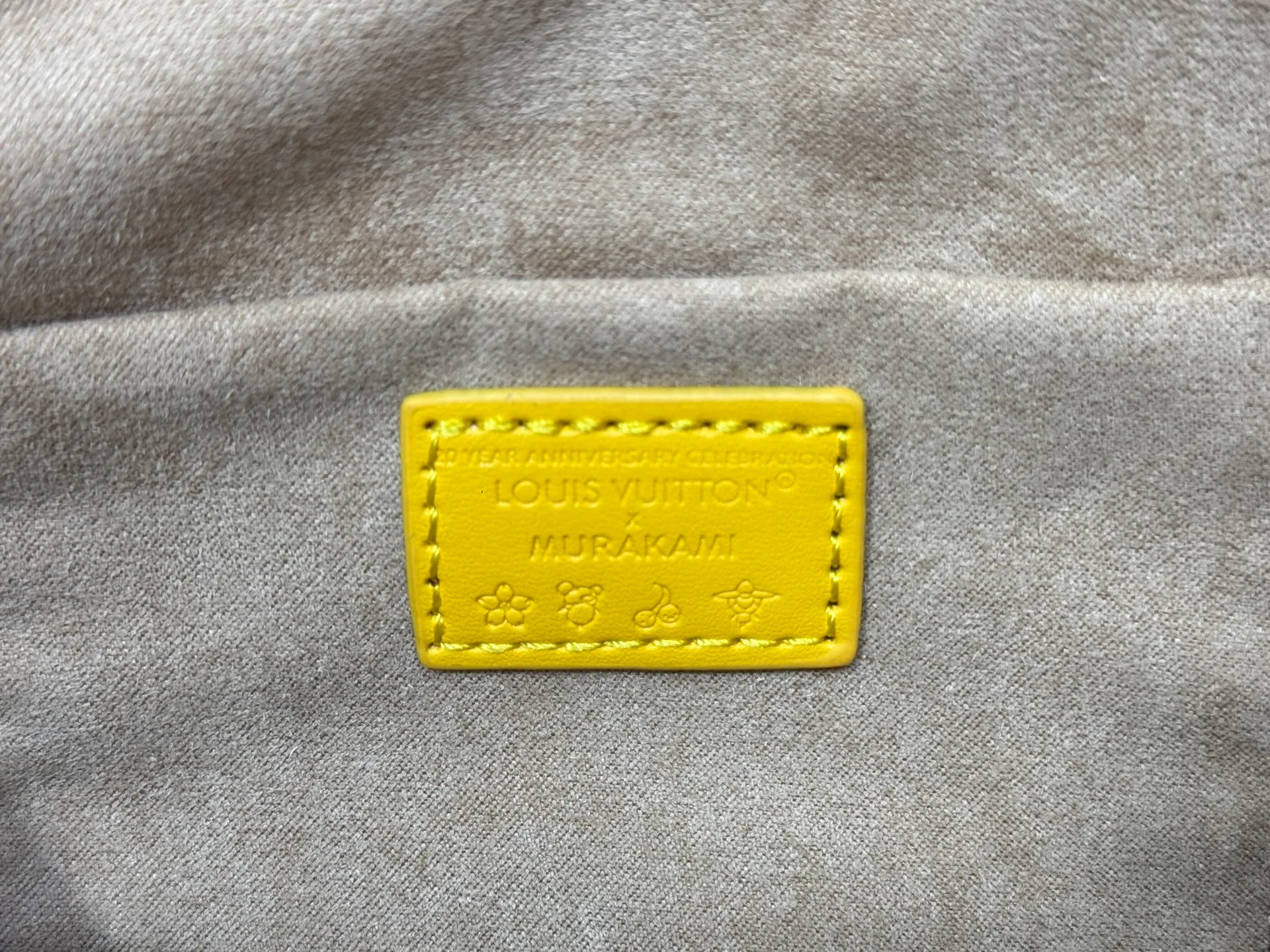 P280 upgraded original M58953 M46234 M46222 Speedy Bandoulière 20 handbag is made of soft coated canvas, and the full-length Monogram pattern is traced in colorful rainbow tones, highlighting the smart style of the Louis Vuitton x Murakami reissue series. The Toron handle and detachable shoulder strap are constructed of cow leather, the metal corners recall classic luggage elements, and the bow-shaped key bag and padlock add brand touches. Dimensions: 20.5 x 13.5 x 12.0 cm (length x height x width)