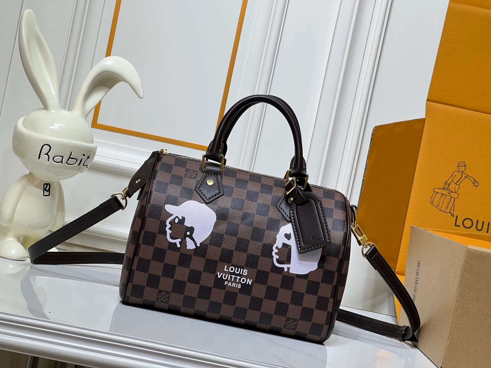 Batch 320💰Upgraded from the original M40772 M15278 M24441 M24424. This Speedy Bandoulière 25 Monogram Leather handbag is made of soft cow leather and uses the Monogram pattern to reproduce the sophisticated look and feel of the canvas print. Dazzling metal hardware, sheepskin lining and nameplate all reflect Creative Director Pharrell Williams' relentless attention to detail. 25 x 15 x 15 cm (length x height x width)