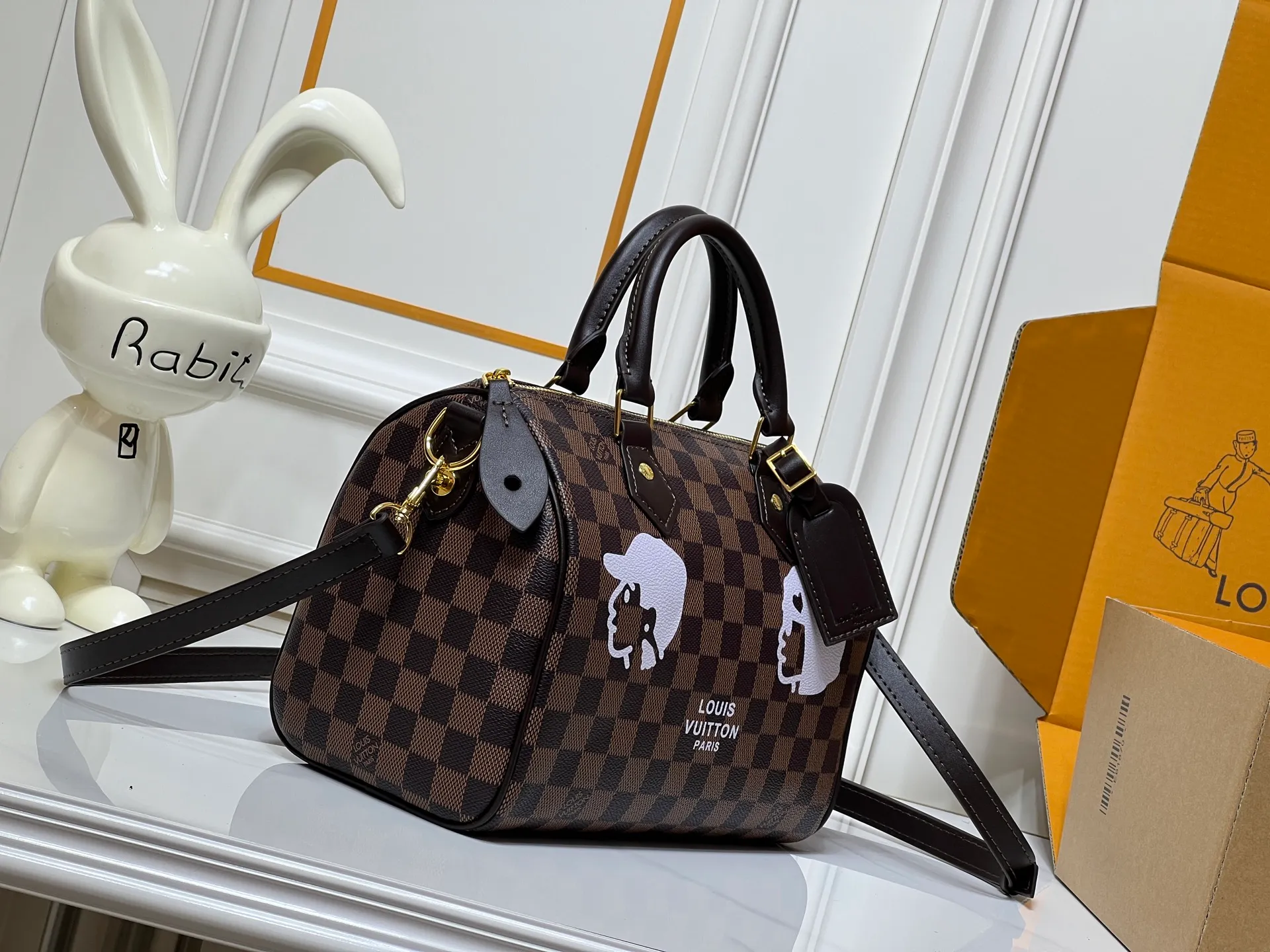Batch 320💰Upgraded from the original M40772 M15278 M24441 M24424. This Speedy Bandoulière 25 Monogram Leather handbag is made of soft cow leather and uses the Monogram pattern to reproduce the sophisticated look and feel of the canvas print. Dazzling metal hardware, sheepskin lining and nameplate all reflect Creative Director Pharrell Williams' relentless attention to detail. 25 x 15 x 15 cm (length x height x width)