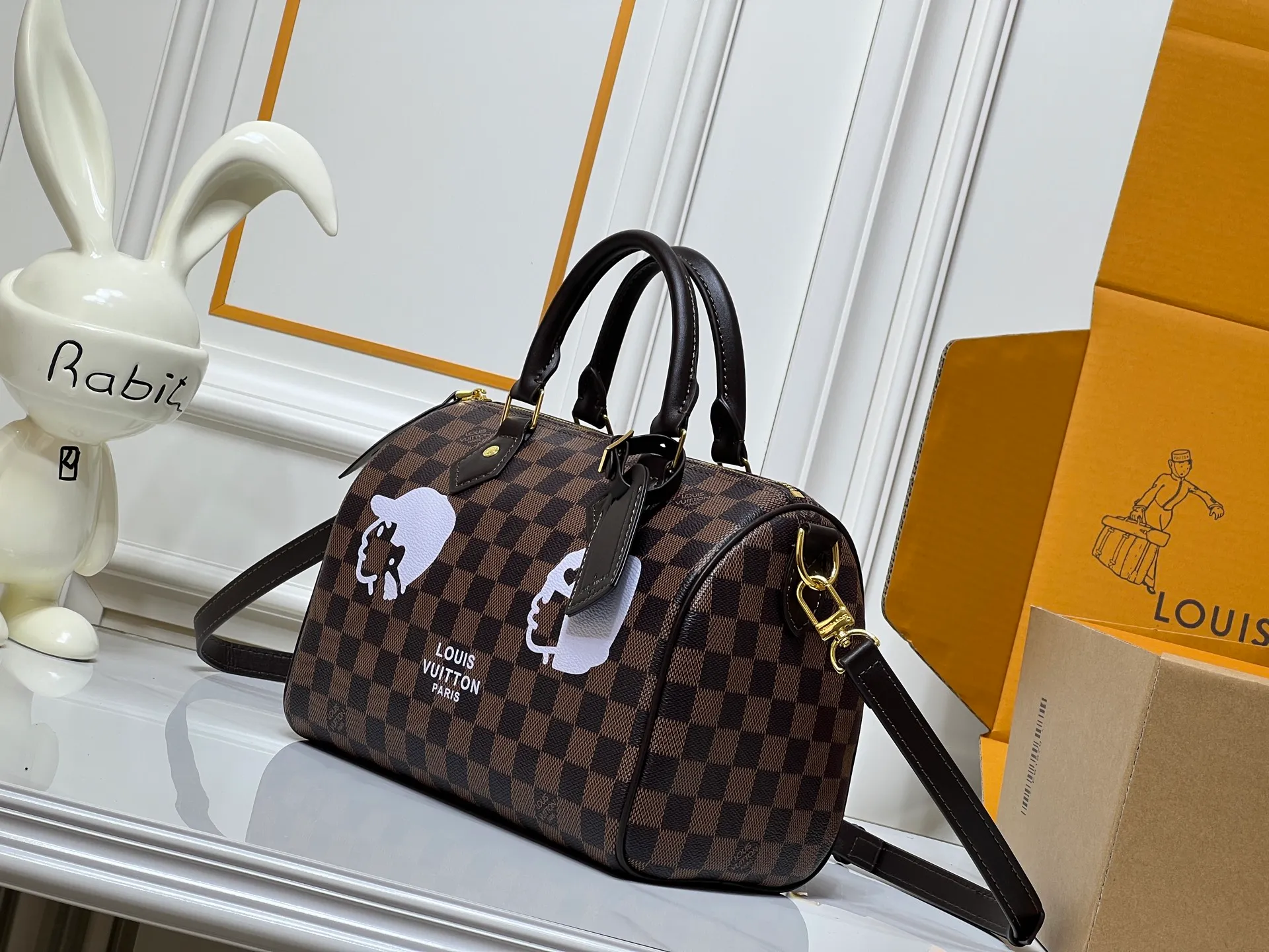 Batch 320💰Upgraded from the original M40772 M15278 M24441 M24424. This Speedy Bandoulière 25 Monogram Leather handbag is made of soft cow leather and uses the Monogram pattern to reproduce the sophisticated look and feel of the canvas print. Dazzling metal hardware, sheepskin lining and nameplate all reflect Creative Director Pharrell Williams' relentless attention to detail. 25 x 15 x 15 cm (length x height x width)