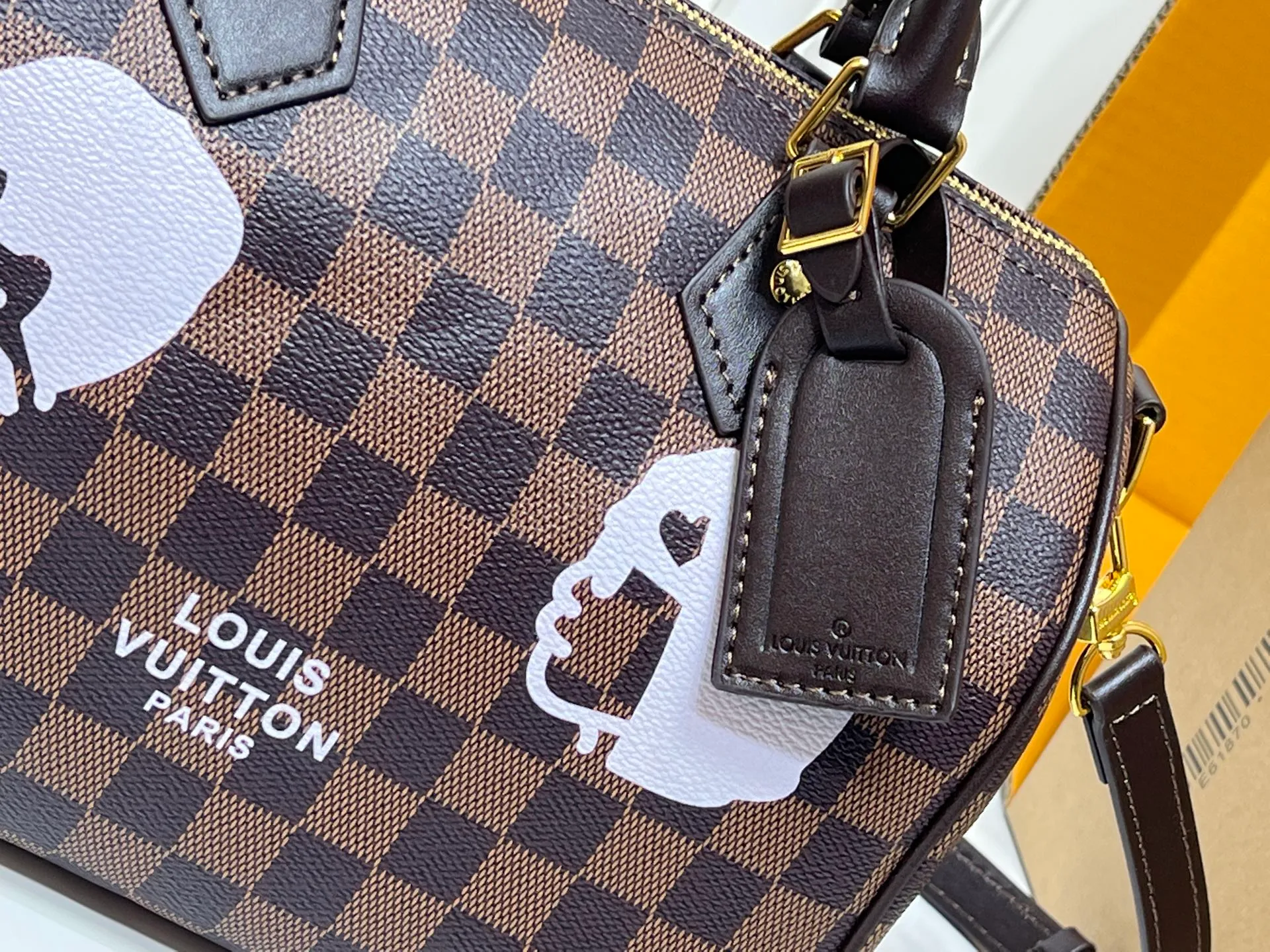 Batch 320💰Upgraded from the original M40772 M15278 M24441 M24424. This Speedy Bandoulière 25 Monogram Leather handbag is made of soft cow leather and uses the Monogram pattern to reproduce the sophisticated look and feel of the canvas print. Dazzling metal hardware, sheepskin lining and nameplate all reflect Creative Director Pharrell Williams' relentless attention to detail. 25 x 15 x 15 cm (length x height x width)