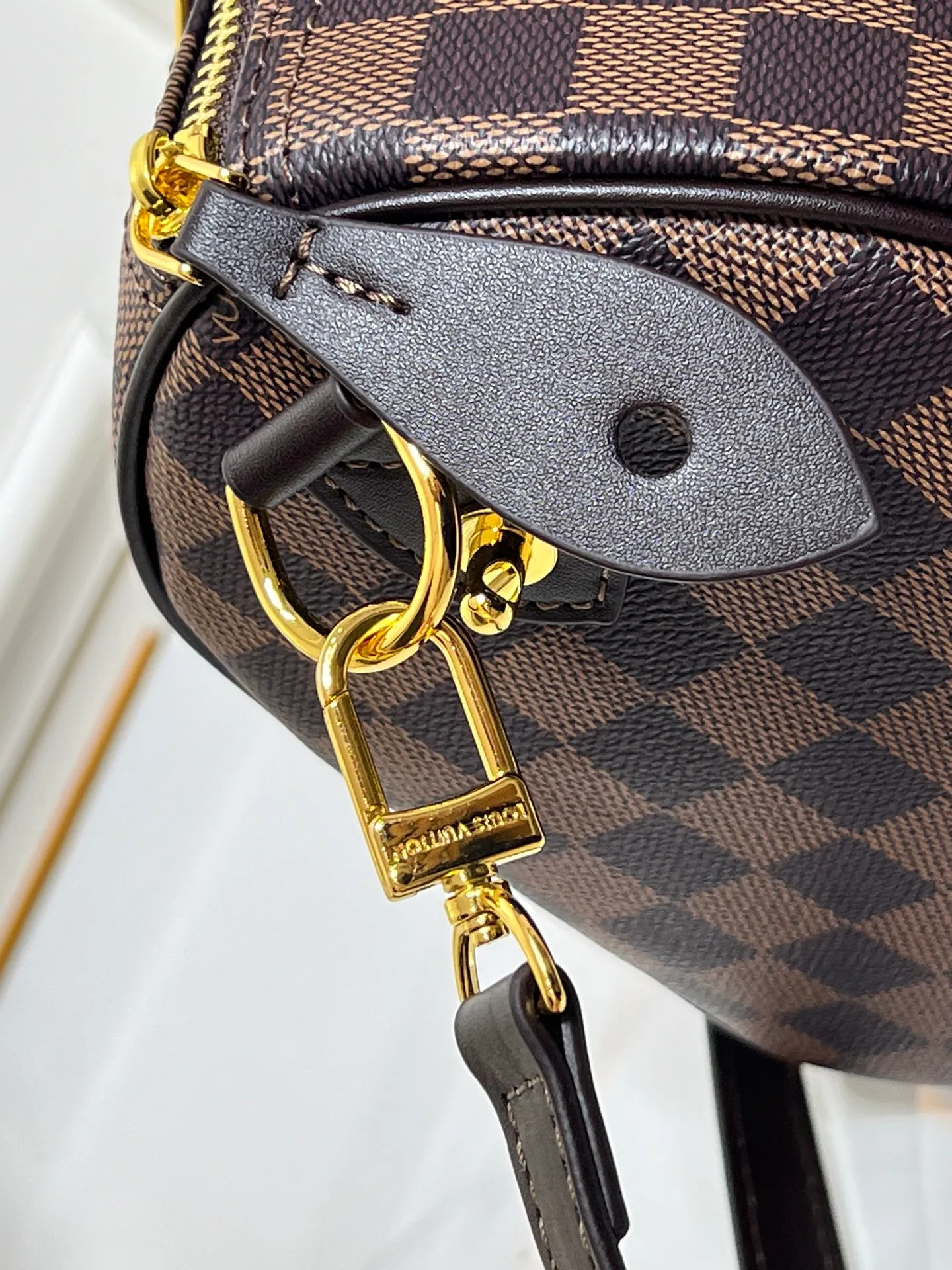 Batch 320💰Upgraded from the original M40772 M15278 M24441 M24424. This Speedy Bandoulière 25 Monogram Leather handbag is made of soft cow leather and uses the Monogram pattern to reproduce the sophisticated look and feel of the canvas print. Dazzling metal hardware, sheepskin lining and nameplate all reflect Creative Director Pharrell Williams' relentless attention to detail. 25 x 15 x 15 cm (length x height x width)