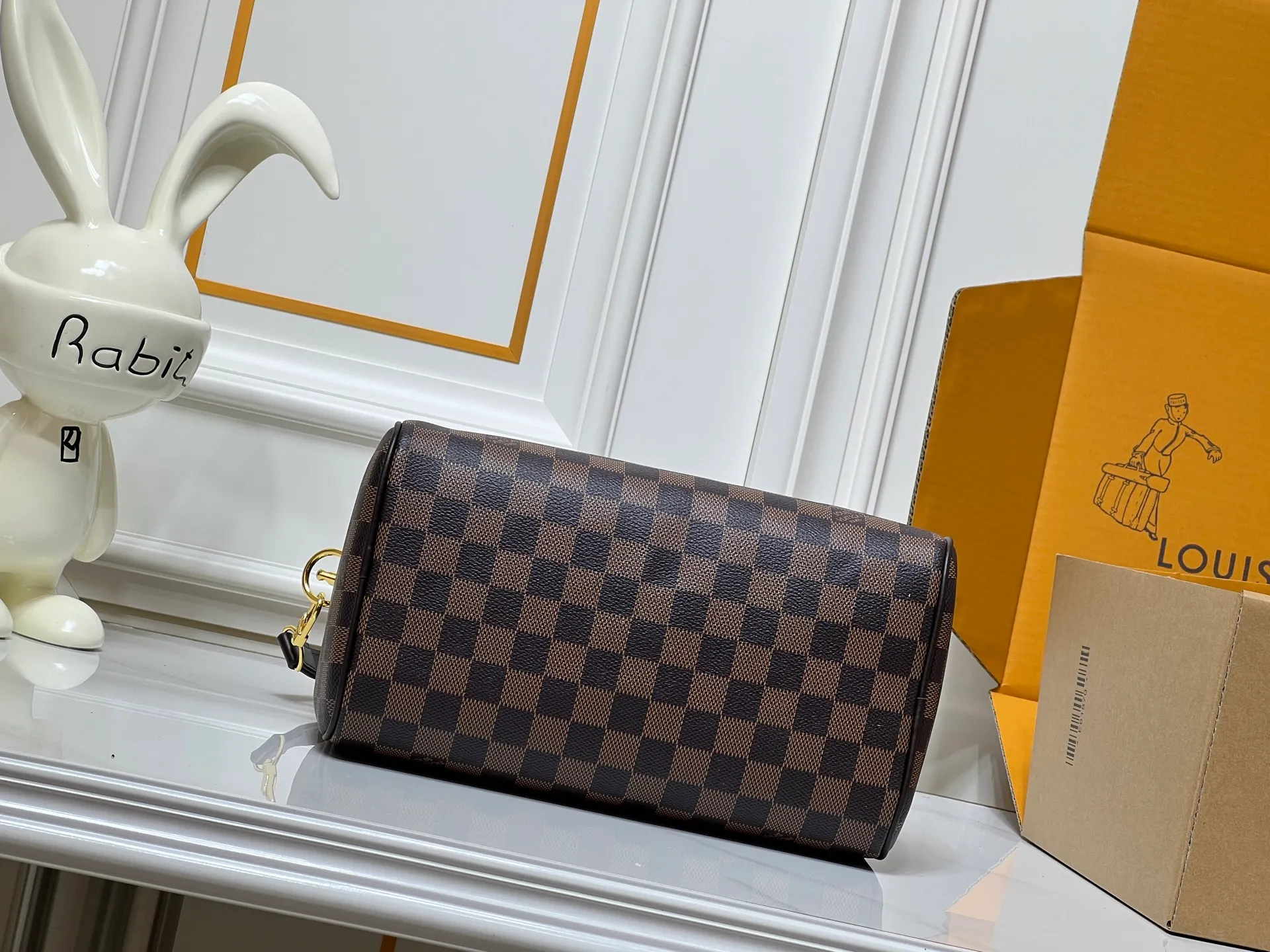 Batch 320💰Upgraded from the original M40772 M15278 M24441 M24424. This Speedy Bandoulière 25 Monogram Leather handbag is made of soft cow leather and uses the Monogram pattern to reproduce the sophisticated look and feel of the canvas print. Dazzling metal hardware, sheepskin lining and nameplate all reflect Creative Director Pharrell Williams' relentless attention to detail. 25 x 15 x 15 cm (length x height x width)