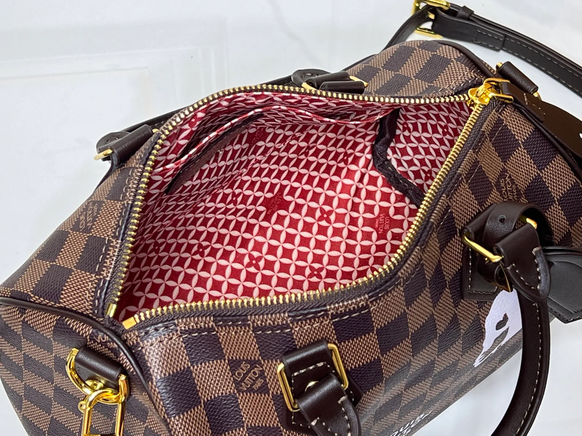 Batch 320💰Upgraded from the original M40772 M15278 M24441 M24424. This Speedy Bandoulière 25 Monogram Leather handbag is made of soft cow leather and uses the Monogram pattern to reproduce the sophisticated look and feel of the canvas print. Dazzling metal hardware, sheepskin lining and nameplate all reflect Creative Director Pharrell Williams' relentless attention to detail. 25 x 15 x 15 cm (length x height x width)