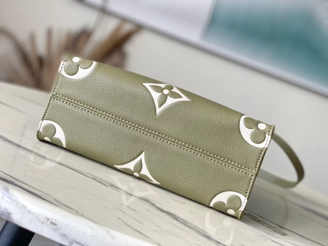 💰1040 (top layer leather) top original order M46569 new grass green This OnTheGo small handbag is made of Monogram Empreinte leather, with mild tones that set off the LV letters and Monogram flower embossing, making the compact and square shape shimmer. The rolled top handle and detachable shoulder strap make it easy to carry small items like your iPad Mini. Dimensions: 25 x 19 x 11.5 cm