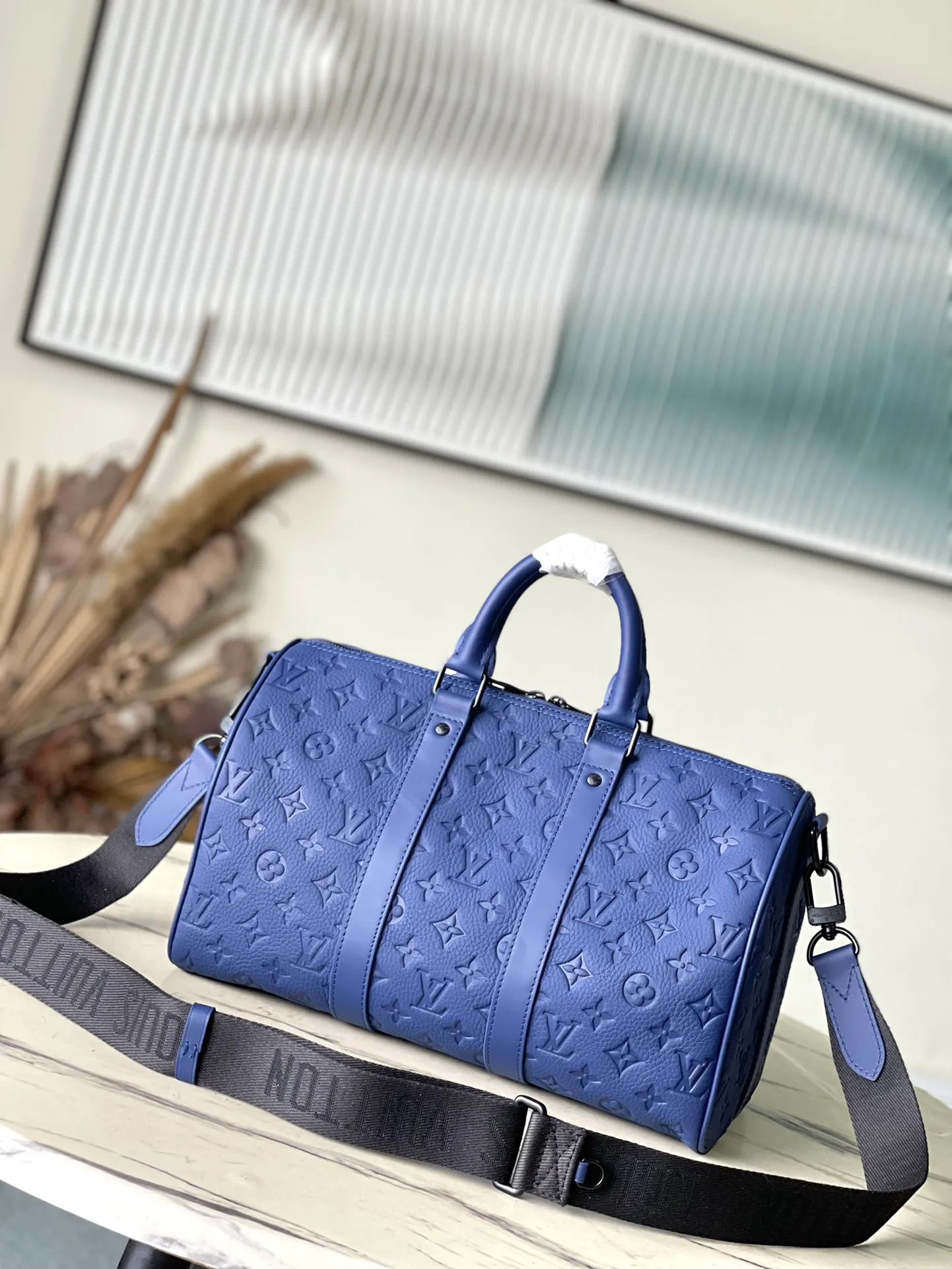 💰1180 (top-grain leather) top original order M11691 This Keepal Bandouliere 35 handbag is made of grained Taurillon cow leather embossed with Monogram pattern. It continues the classic design of the Keepall series with side straps, rolled leather handles and removable leather nameplates. Use the detachable and adjustable shoulder strap to switch between hand-held, shoulder and cross-body wear. Dimensions: 34 × 21 × 16 cm