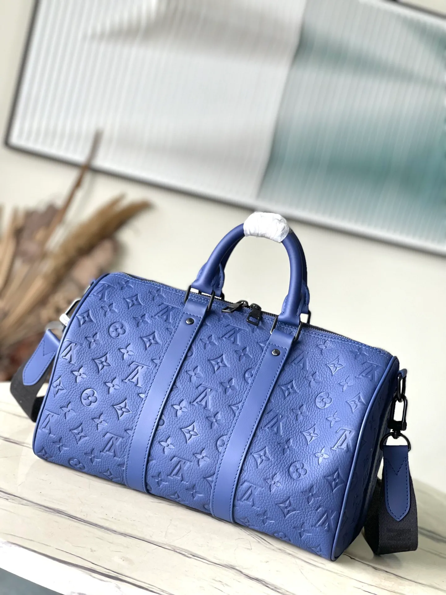 💰1180 (top-grain leather) top original order M11691 This Keepal Bandouliere 35 handbag is made of grained Taurillon cow leather embossed with Monogram pattern. It continues the classic design of the Keepall series with side straps, rolled leather handles and removable leather nameplates. Use the detachable and adjustable shoulder strap to switch between hand-held, shoulder and cross-body wear. Dimensions: 34 × 21 × 16 cm