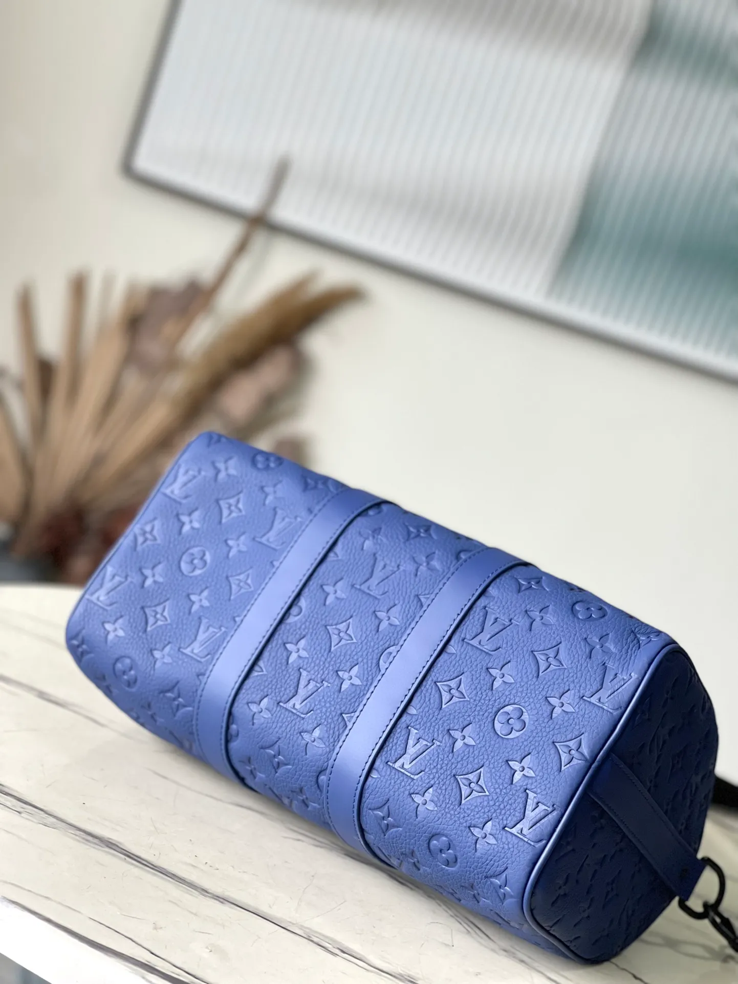 💰1180 (top-grain leather) top original order M11691 This Keepal Bandouliere 35 handbag is made of grained Taurillon cow leather embossed with Monogram pattern. It continues the classic design of the Keepall series with side straps, rolled leather handles and removable leather nameplates. Use the detachable and adjustable shoulder strap to switch between hand-held, shoulder and cross-body wear. Dimensions: 34 × 21 × 16 cm