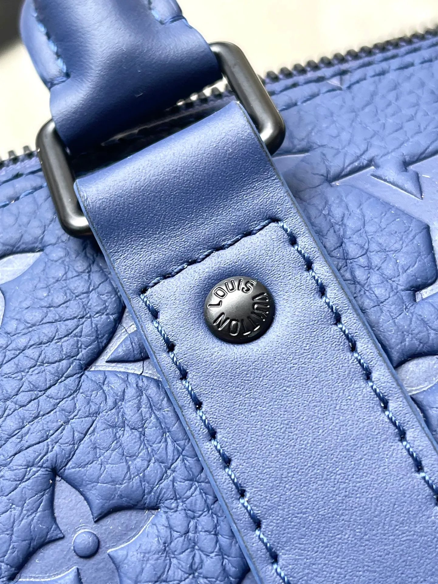 💰1180 (top-grain leather) top original order M11691 This Keepal Bandouliere 35 handbag is made of grained Taurillon cow leather embossed with Monogram pattern. It continues the classic design of the Keepall series with side straps, rolled leather handles and removable leather nameplates. Use the detachable and adjustable shoulder strap to switch between hand-held, shoulder and cross-body wear. Dimensions: 34 × 21 × 16 cm