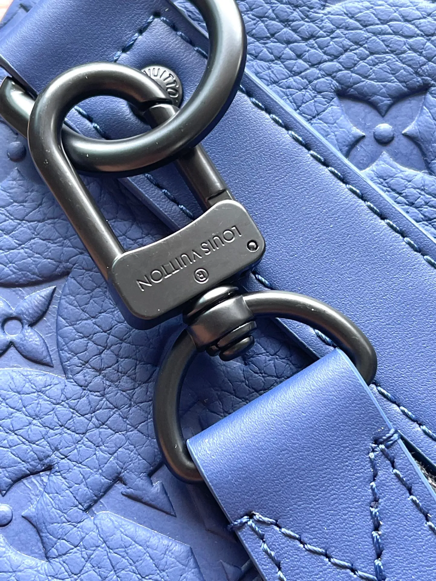 💰1180 (top-grain leather) top original order M11691 This Keepal Bandouliere 35 handbag is made of grained Taurillon cow leather embossed with Monogram pattern. It continues the classic design of the Keepall series with side straps, rolled leather handles and removable leather nameplates. Use the detachable and adjustable shoulder strap to switch between hand-held, shoulder and cross-body wear. Dimensions: 34 × 21 × 16 cm