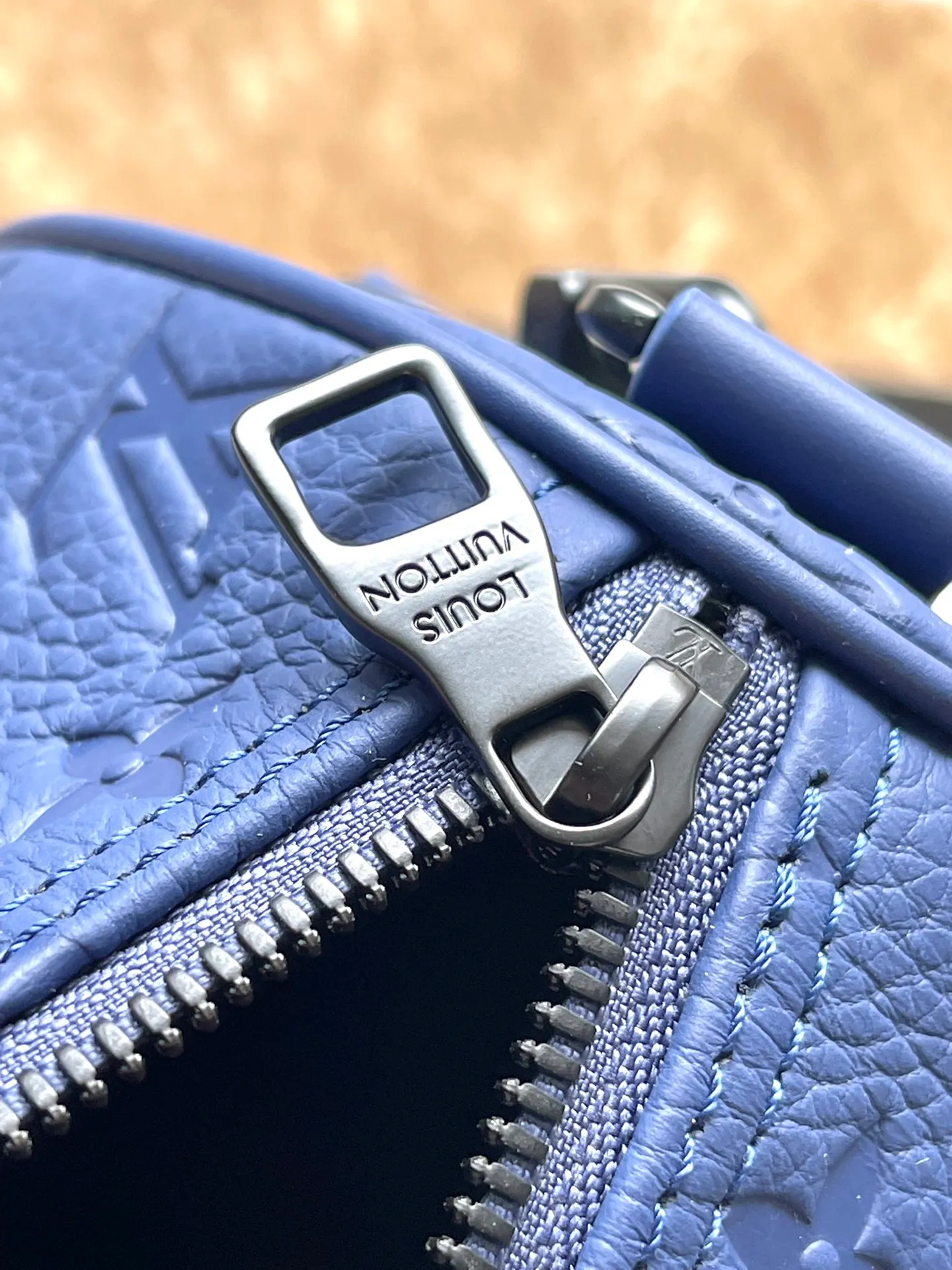 💰1180 (top-grain leather) top original order M11691 This Keepal Bandouliere 35 handbag is made of grained Taurillon cow leather embossed with Monogram pattern. It continues the classic design of the Keepall series with side straps, rolled leather handles and removable leather nameplates. Use the detachable and adjustable shoulder strap to switch between hand-held, shoulder and cross-body wear. Dimensions: 34 × 21 × 16 cm