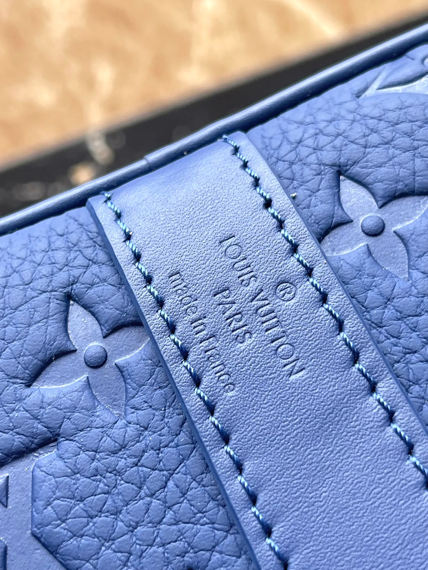 💰1180 (top-grain leather) top original order M11691 This Keepal Bandouliere 35 handbag is made of grained Taurillon cow leather embossed with Monogram pattern. It continues the classic design of the Keepall series with side straps, rolled leather handles and removable leather nameplates. Use the detachable and adjustable shoulder strap to switch between hand-held, shoulder and cross-body wear. Dimensions: 34 × 21 × 16 cm
