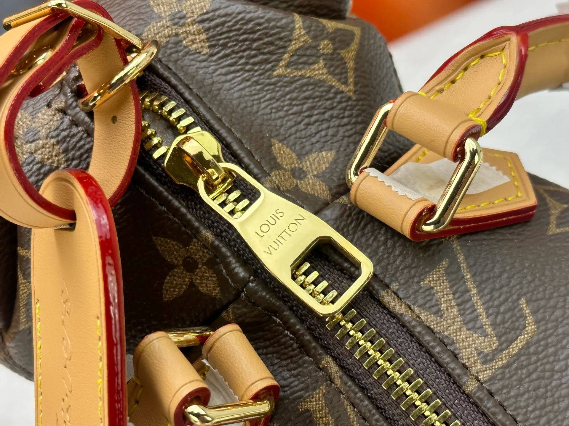 P540 M12617 Semi-steel original single 163 dynamic code change. This Pooch Bag handbag condenses Louis Vuitton's classic design elements with its exquisite configuration. The Monogram canvas body has distressed trim, and the leather-cut top handle, handle fasteners and adjustable shoulder strap make it comfortable to carry or cross-body. The LV Lovers brand celebrates Pharrell Williams' creative ingenuity. 18.0 x 28.0 x 19.0 cm (Length x Height x Width) • Monogram coated canvas • Cow leather trim • Textile lining • Metal hardware • Zip closure • Main compartment • Removable name tag with LV Lovers paw print • Shoulder strap: removable, adjustable • Half-length strap: 39.5 cm • Half-length strap adjustable to: 65.0 cm