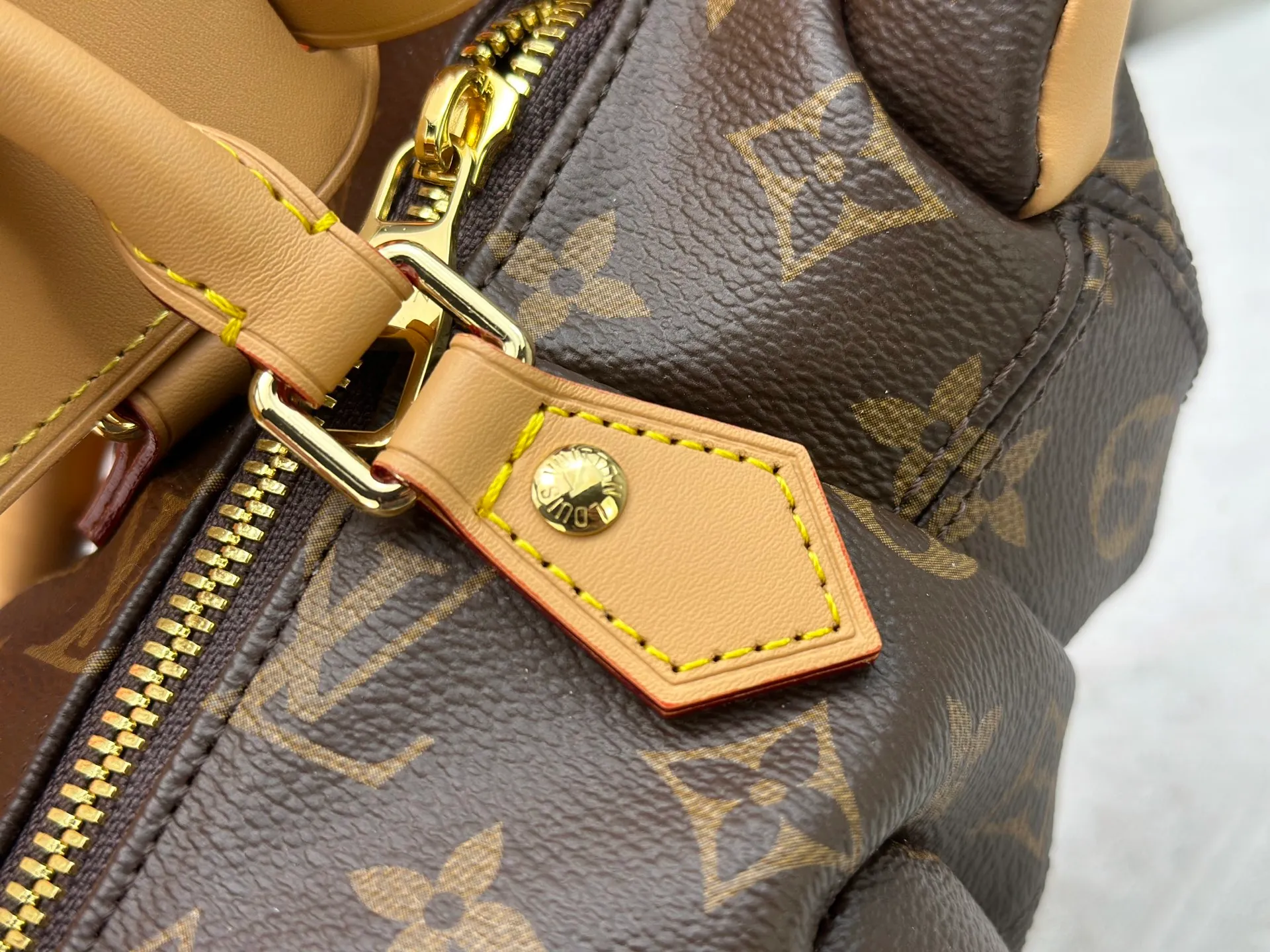 P540 M12617 Semi-steel original single 163 dynamic code change. This Pooch Bag handbag condenses Louis Vuitton's classic design elements with its exquisite configuration. The Monogram canvas body has distressed trim, and the leather-cut top handle, handle fasteners and adjustable shoulder strap make it comfortable to carry or cross-body. The LV Lovers brand celebrates Pharrell Williams' creative ingenuity. 18.0 x 28.0 x 19.0 cm (Length x Height x Width) • Monogram coated canvas • Cow leather trim • Textile lining • Metal hardware • Zip closure • Main compartment • Removable name tag with LV Lovers paw print • Shoulder strap: removable, adjustable • Half-length strap: 39.5 cm • Half-length strap adjustable to: 65.0 cm