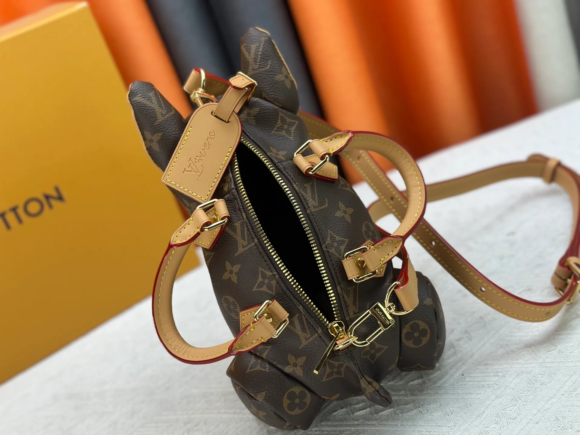 P540 M12617 Semi-steel original single 163 dynamic code change. This Pooch Bag handbag condenses Louis Vuitton's classic design elements with its exquisite configuration. The Monogram canvas body has distressed trim, and the leather-cut top handle, handle fasteners and adjustable shoulder strap make it comfortable to carry or cross-body. The LV Lovers brand celebrates Pharrell Williams' creative ingenuity. 18.0 x 28.0 x 19.0 cm (Length x Height x Width) • Monogram coated canvas • Cow leather trim • Textile lining • Metal hardware • Zip closure • Main compartment • Removable name tag with LV Lovers paw print • Shoulder strap: removable, adjustable • Half-length strap: 39.5 cm • Half-length strap adjustable to: 65.0 cm
