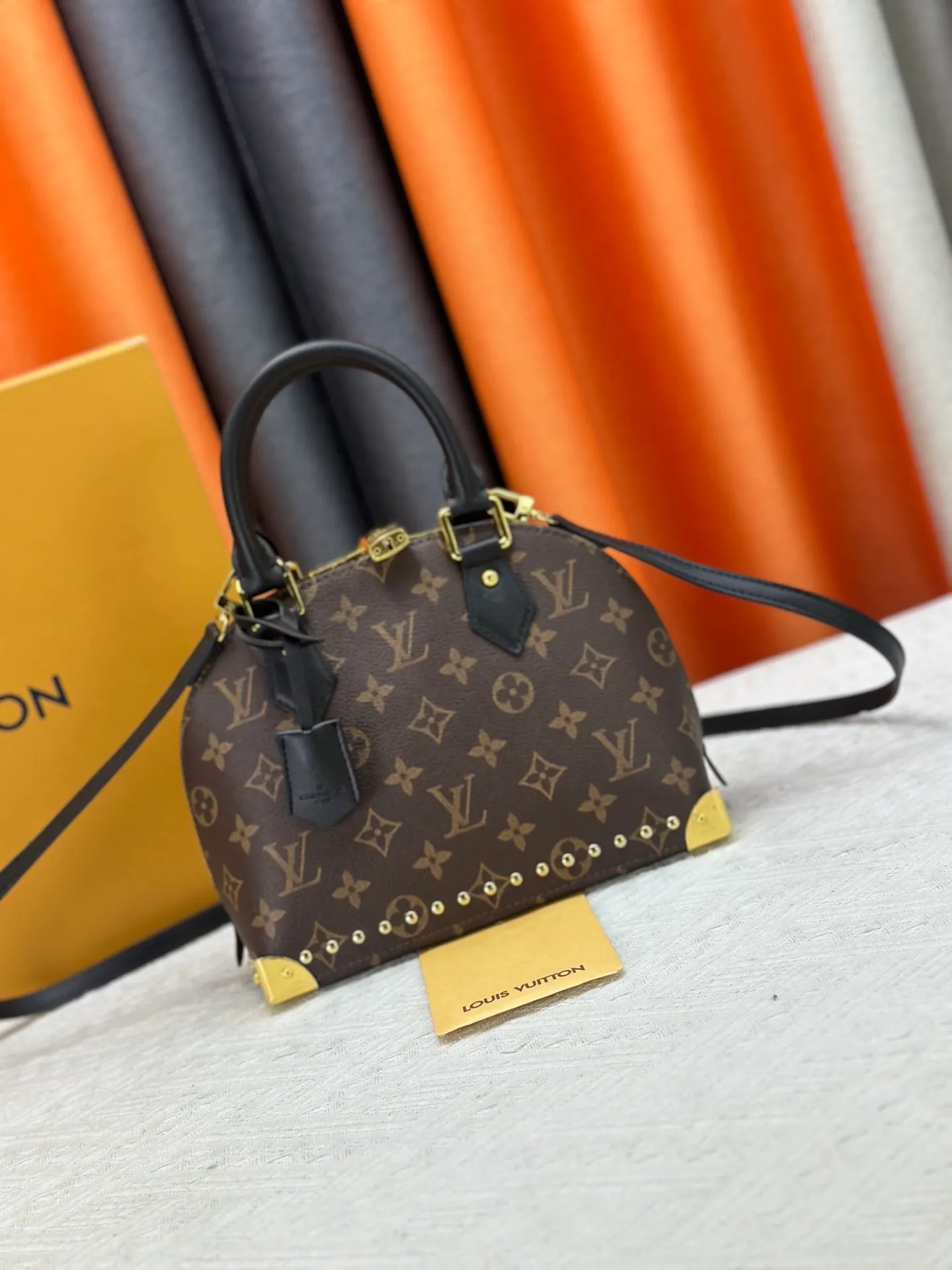 P280 upgraded original M53153 M53152 Louis Vuitton's iconic handbag, one of the most structured and structured. Its prototype is a piece designed by Gaston Vuitton and named after the Alma Bridge, which connects two adjacent fashionable districts in Paris. Signature Monogram canvas gives it a classic feel. Dimensions: 25 x 19 x 12 (length x height x width)