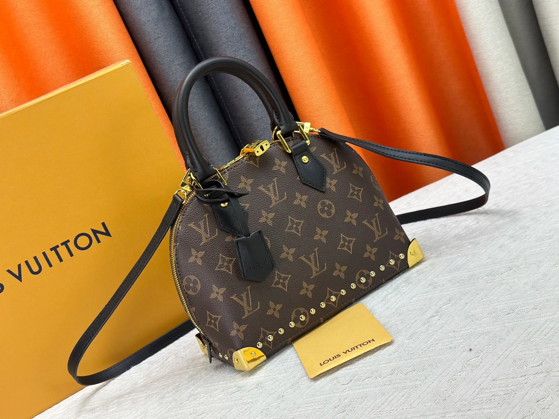 P280 upgraded original M53153 M53152 Louis Vuitton's iconic handbag, one of the most structured and structured. Its prototype is a piece designed by Gaston Vuitton and named after the Alma Bridge, which connects two adjacent fashionable districts in Paris. Signature Monogram canvas gives it a classic feel. Dimensions: 25 x 19 x 12 (length x height x width)