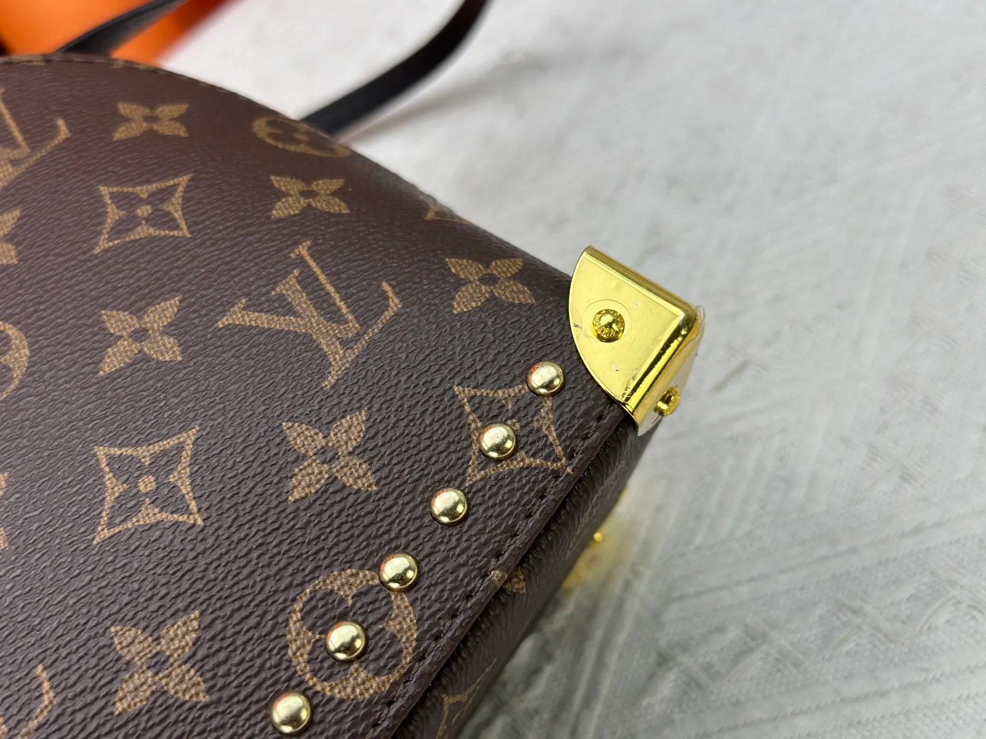 P280 upgraded original M53153 M53152 Louis Vuitton's iconic handbag, one of the most structured and structured. Its prototype is a piece designed by Gaston Vuitton and named after the Alma Bridge, which connects two adjacent fashionable districts in Paris. Signature Monogram canvas gives it a classic feel. Dimensions: 25 x 19 x 12 (length x height x width)