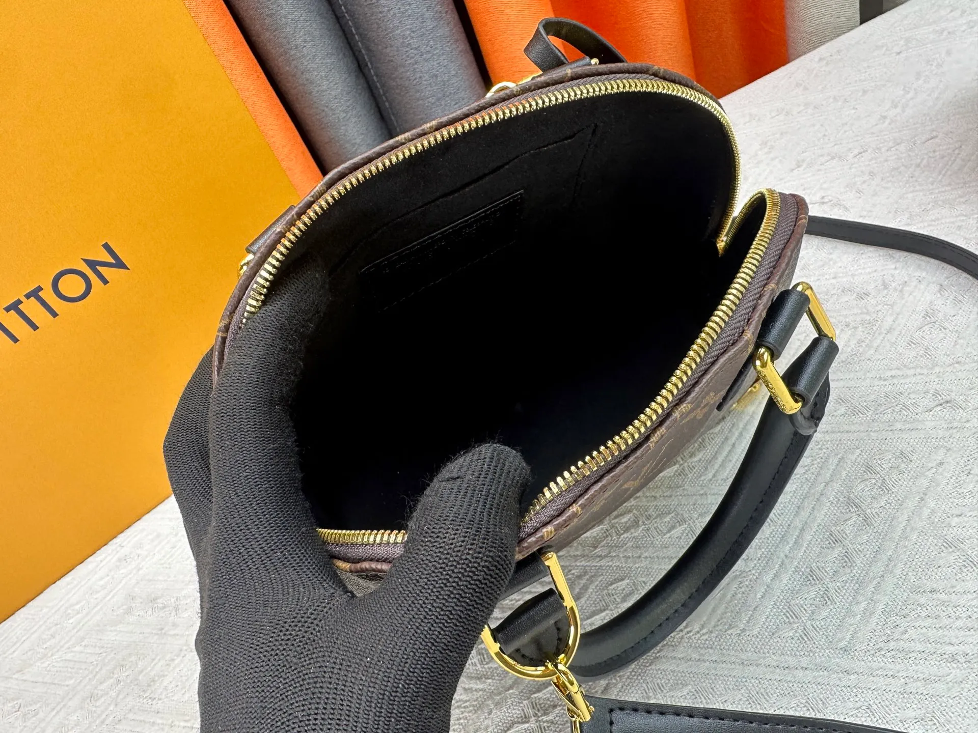 P280 upgraded original M53153 M53152 Louis Vuitton's iconic handbag, one of the most structured and structured. Its prototype is a piece designed by Gaston Vuitton and named after the Alma Bridge, which connects two adjacent fashionable districts in Paris. Signature Monogram canvas gives it a classic feel. Dimensions: 25 x 19 x 12 (length x height x width)