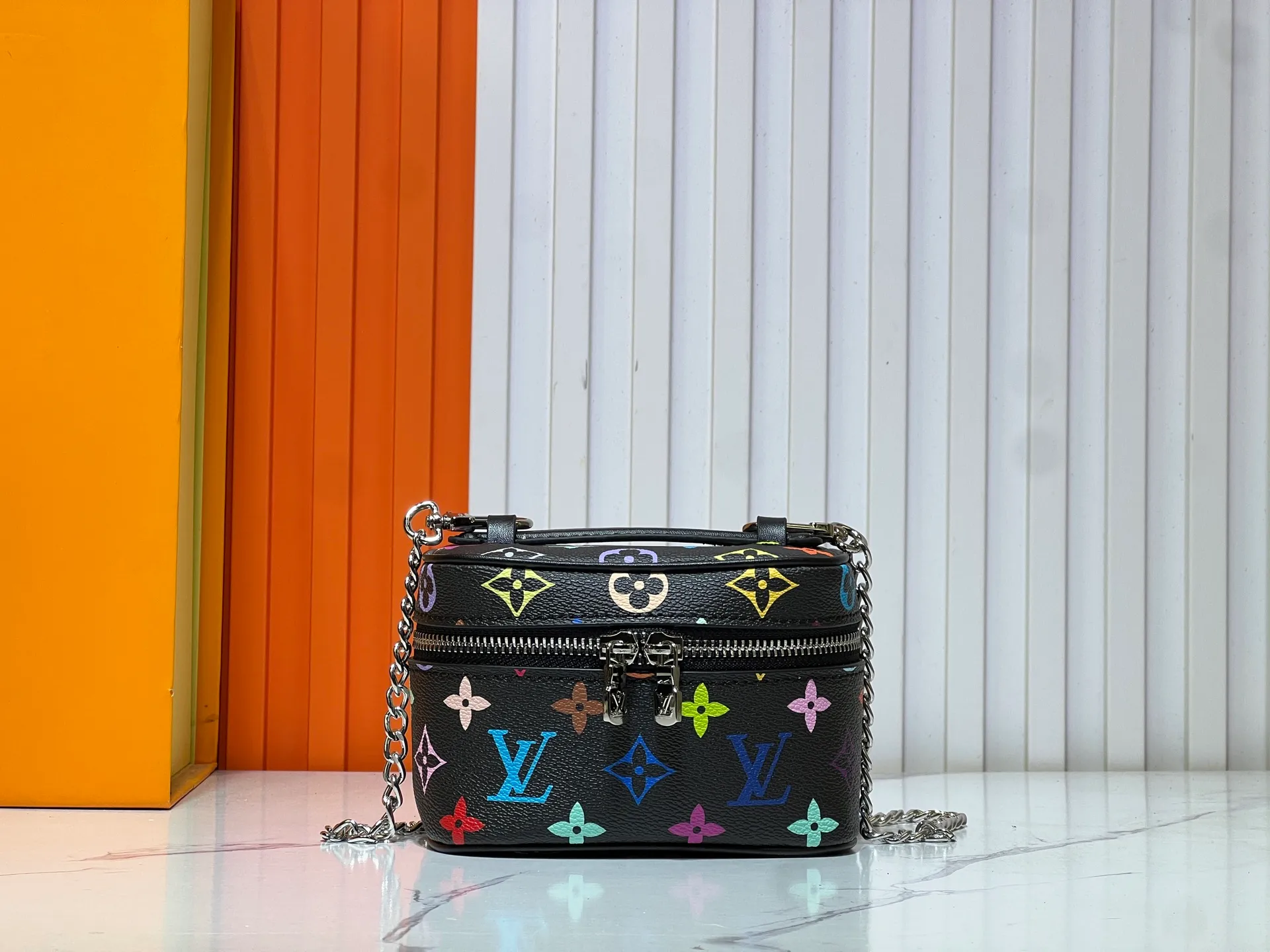 Batch 240💰 Upgraded original M13747 M44495 M42265 M44936 M42263 lv Murakami Nice mini Nano cosmetic bag with Monogram printing and 33 colorful colors. In 2025, Murakami and lv jointly launched the white and black tricolor twelve pieces, which are very popular around the world and are loved by celebrities and celebrities. Dimensions: 14 x 10.2 x 8.5 (LxHxW)