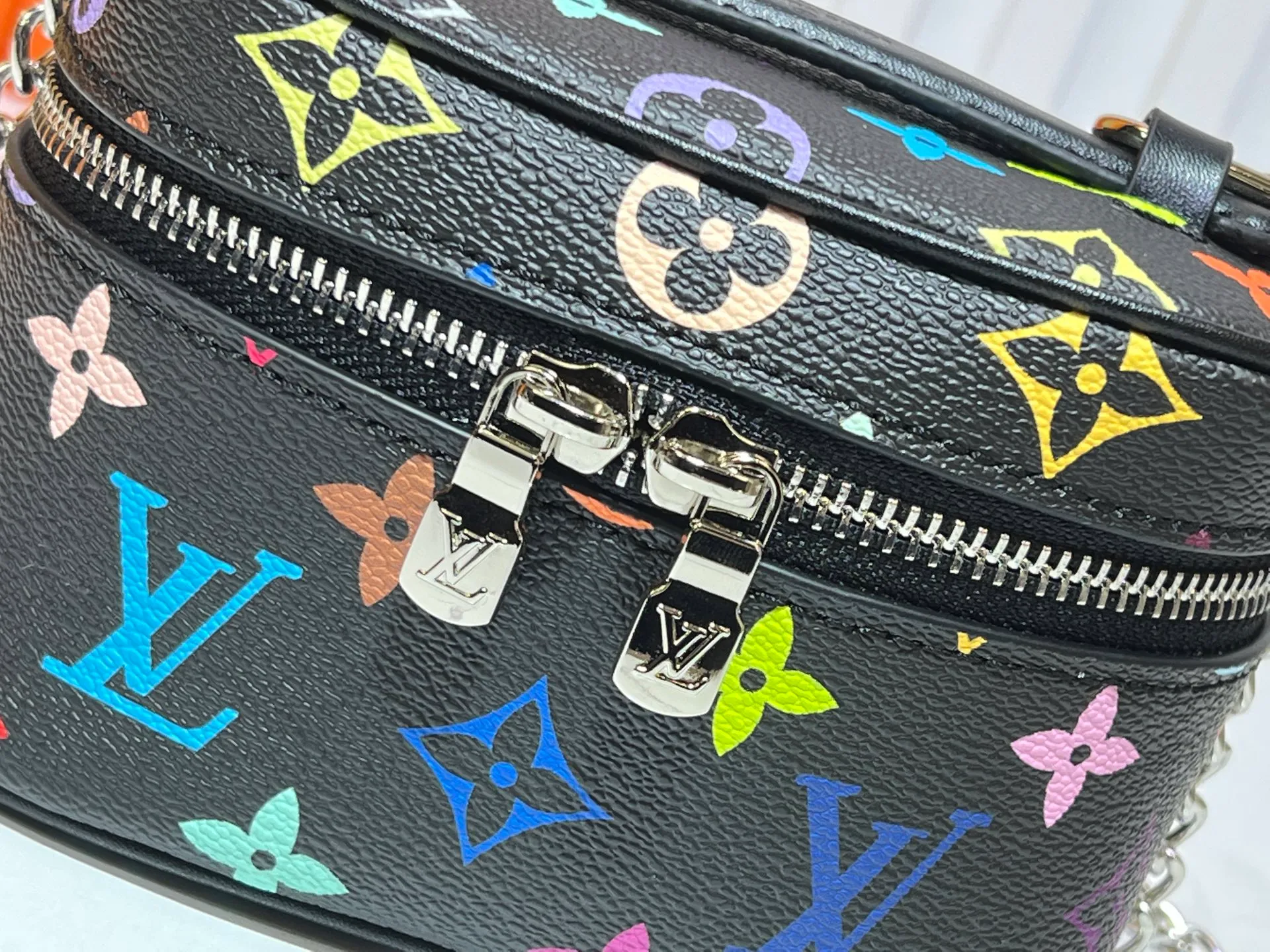 Batch 240💰 Upgraded original M13747 M44495 M42265 M44936 M42263 lv Murakami Nice mini Nano cosmetic bag with Monogram printing and 33 colorful colors. In 2025, Murakami and lv jointly launched the white and black tricolor twelve pieces, which are very popular around the world and are loved by celebrities and celebrities. Dimensions: 14 x 10.2 x 8.5 (LxHxW)