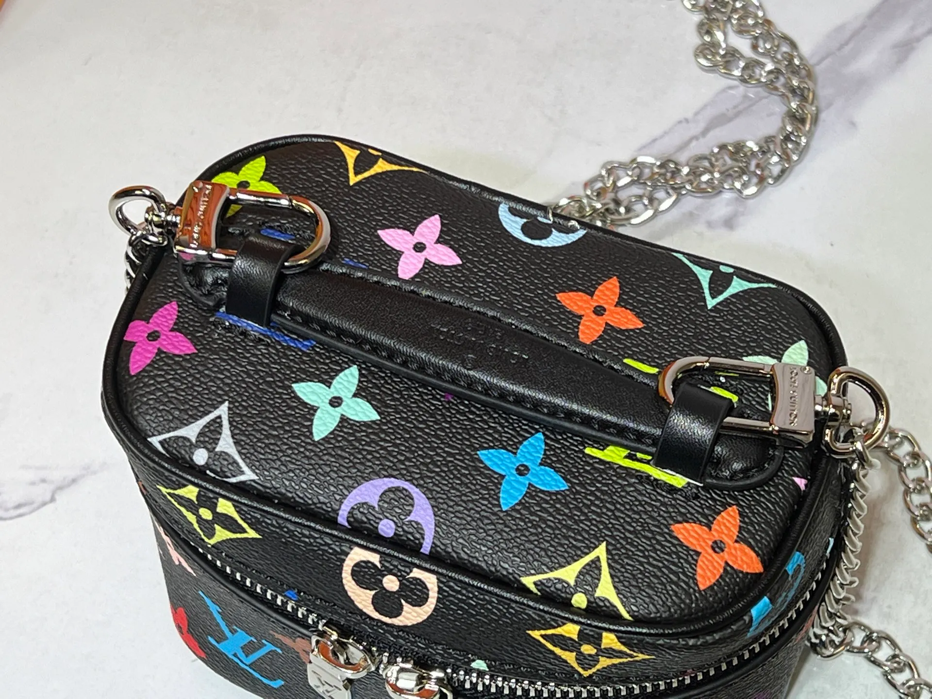 Batch 240💰 Upgraded original M13747 M44495 M42265 M44936 M42263 lv Murakami Nice mini Nano cosmetic bag with Monogram printing and 33 colorful colors. In 2025, Murakami and lv jointly launched the white and black tricolor twelve pieces, which are very popular around the world and are loved by celebrities and celebrities. Dimensions: 14 x 10.2 x 8.5 (LxHxW)