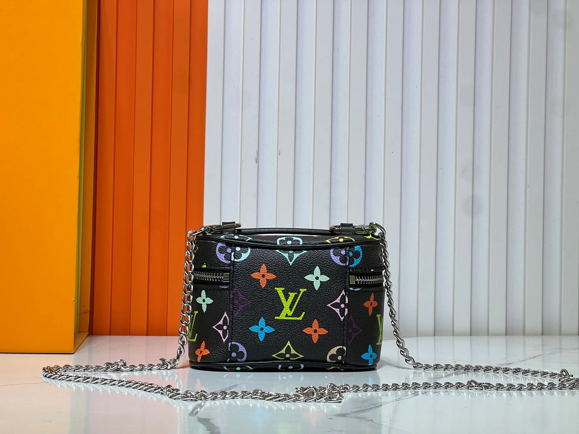 Batch 240💰 Upgraded original M13747 M44495 M42265 M44936 M42263 lv Murakami Nice mini Nano cosmetic bag with Monogram printing and 33 colorful colors. In 2025, Murakami and lv jointly launched the white and black tricolor twelve pieces, which are very popular around the world and are loved by celebrities and celebrities. Dimensions: 14 x 10.2 x 8.5 (LxHxW)