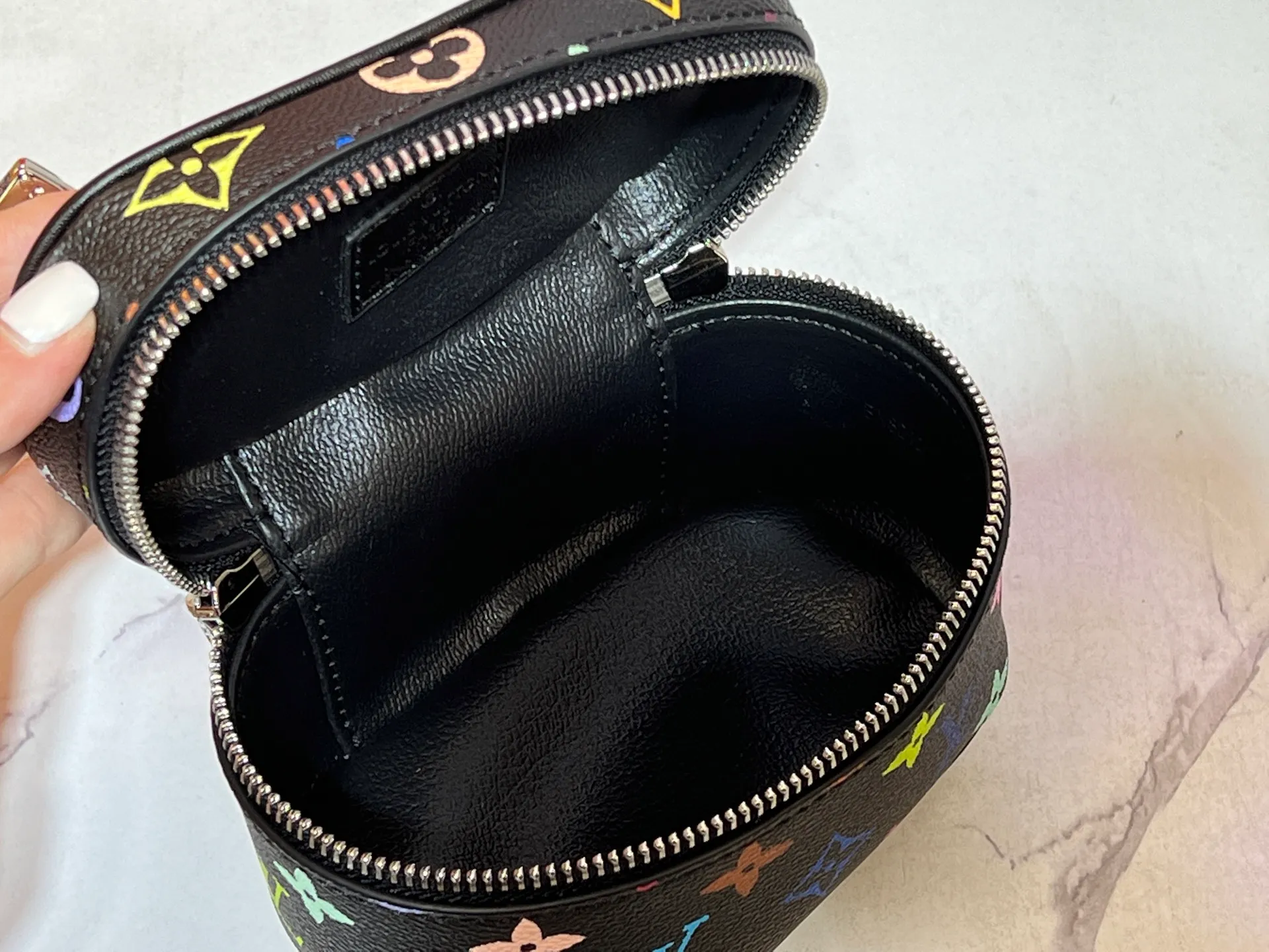 Batch 240💰 Upgraded original M13747 M44495 M42265 M44936 M42263 lv Murakami Nice mini Nano cosmetic bag with Monogram printing and 33 colorful colors. In 2025, Murakami and lv jointly launched the white and black tricolor twelve pieces, which are very popular around the world and are loved by celebrities and celebrities. Dimensions: 14 x 10.2 x 8.5 (LxHxW)