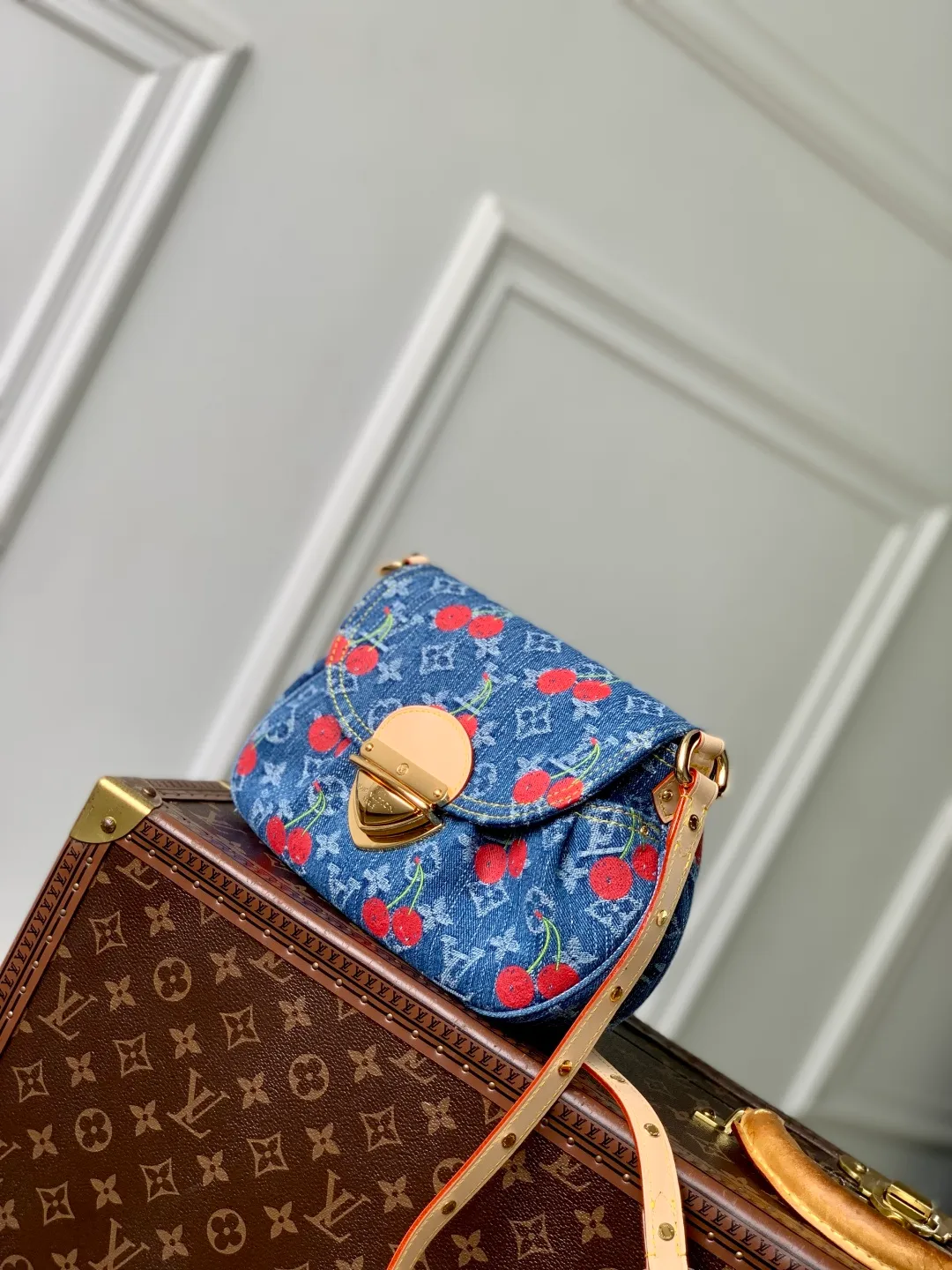💰1180 Top quality original M13680 cherry. This Sunset handbag is cut in a retro silhouette, exuding a calm and elegant atmosphere. The thick rounded edges perfectly match the large golden plug-in lock. The handbag is made of Monogram denim, embellished with a playful and bright cherry embroidery pattern, taken from the charming replica Louis Vuitton x Murakami series, and has a studded natural leather shoulder strap, reflecting the brand's classic style. 27 x 18 x 3 cm (length x height x width)