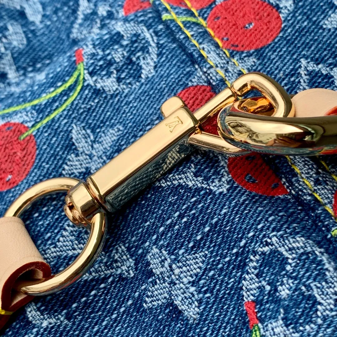 💰1180 Top quality original M13680 cherry. This Sunset handbag is cut in a retro silhouette, exuding a calm and elegant atmosphere. The thick rounded edges perfectly match the large golden plug-in lock. The handbag is made of Monogram denim, embellished with a playful and bright cherry embroidery pattern, taken from the charming replica Louis Vuitton x Murakami series, and has a studded natural leather shoulder strap, reflecting the brand's classic style. 27 x 18 x 3 cm (length x height x width)
