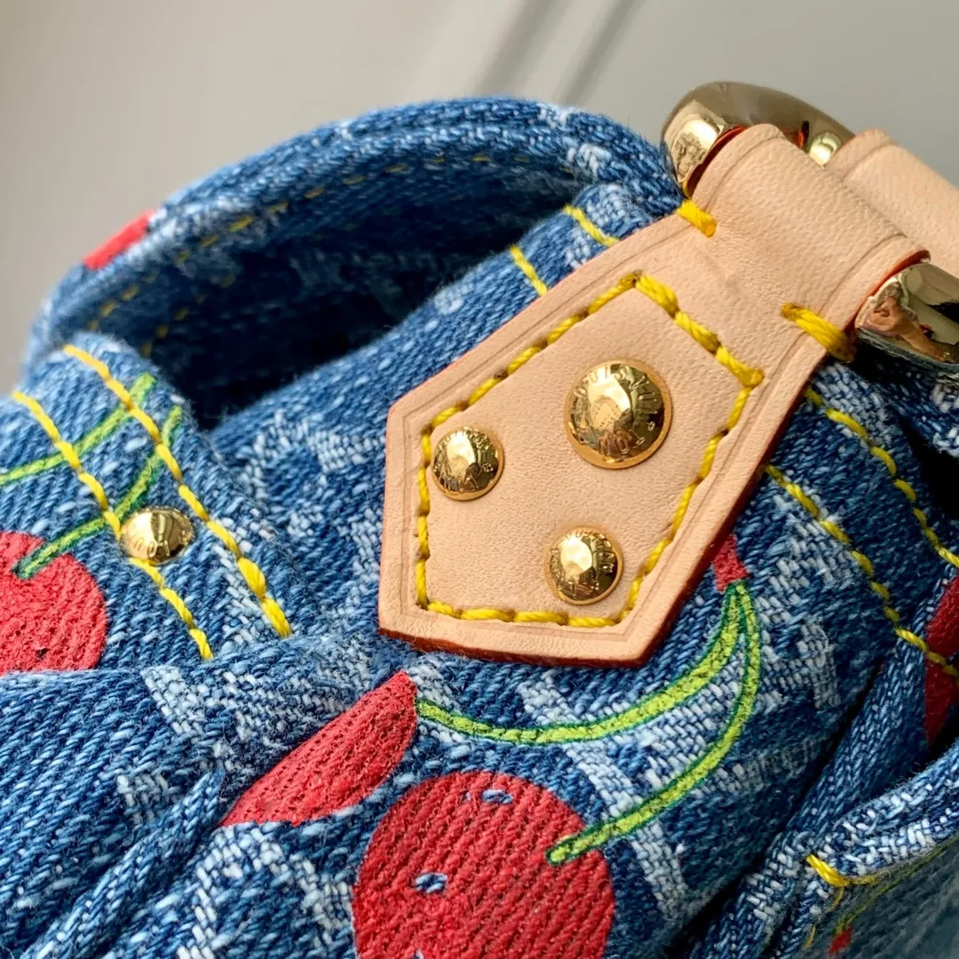 💰1180 Top quality original M13680 cherry. This Sunset handbag is cut in a retro silhouette, exuding a calm and elegant atmosphere. The thick rounded edges perfectly match the large golden plug-in lock. The handbag is made of Monogram denim, embellished with a playful and bright cherry embroidery pattern, taken from the charming replica Louis Vuitton x Murakami series, and has a studded natural leather shoulder strap, reflecting the brand's classic style. 27 x 18 x 3 cm (length x height x width)