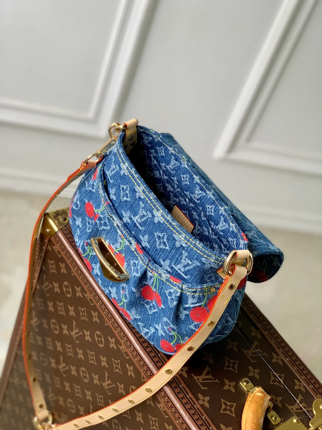 💰1180 Top quality original M13680 cherry. This Sunset handbag is cut in a retro silhouette, exuding a calm and elegant atmosphere. The thick rounded edges perfectly match the large golden plug-in lock. The handbag is made of Monogram denim, embellished with a playful and bright cherry embroidery pattern, taken from the charming replica Louis Vuitton x Murakami series, and has a studded natural leather shoulder strap, reflecting the brand's classic style. 27 x 18 x 3 cm (length x height x width)