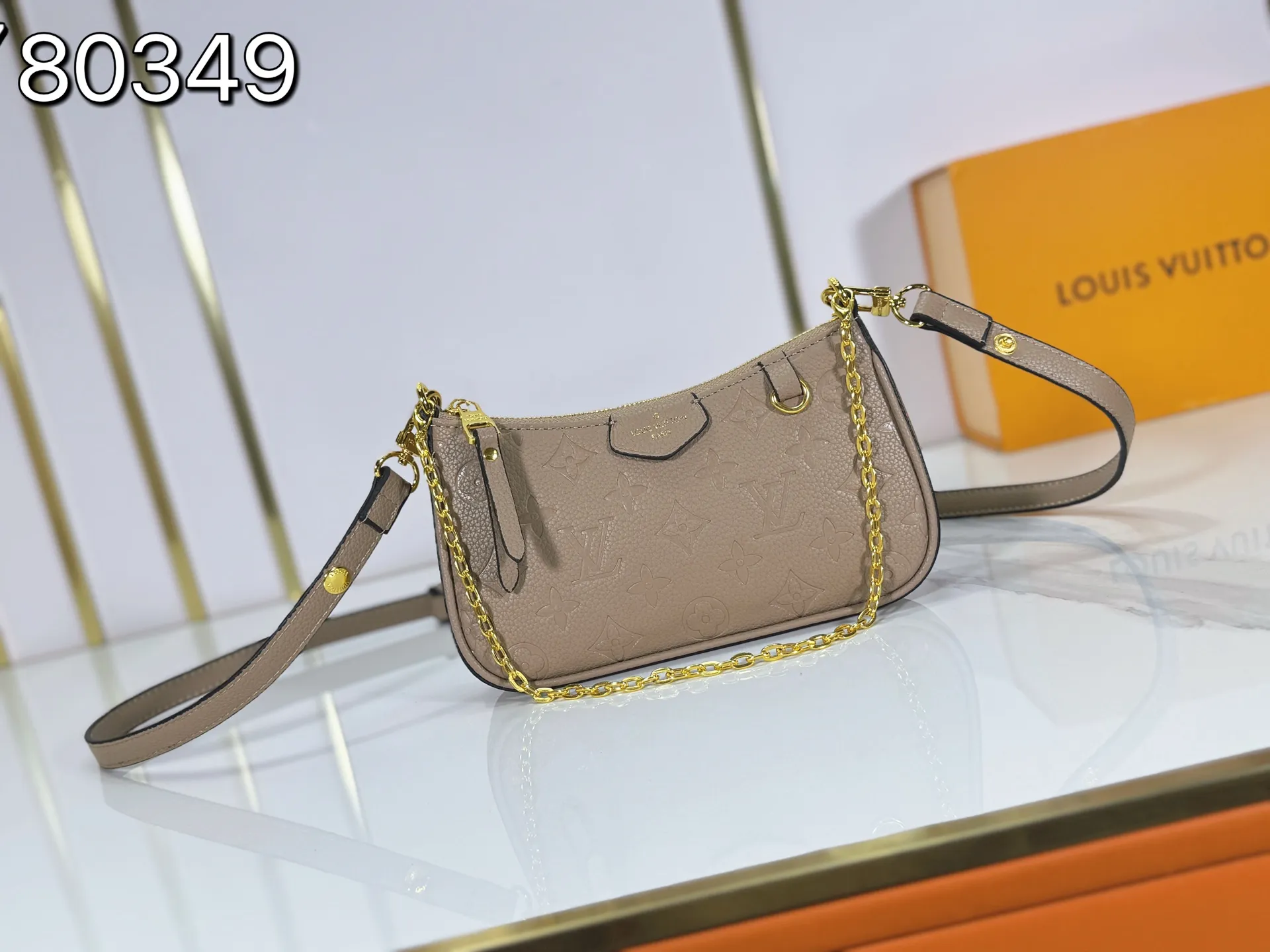 P180 Upgraded original M81066 M80349 M14421 M81862 M13614 This Easy Pouch handbag is decorated with classic Monogram pattern on the leather body and incorporates dazzling metal parts such as D-rings, making it a perfect choice for day and night travel. The compact shape is suitable for daily needs, and the detachable shoulder strap and chain allow for a variety of carrying methods. Dimensions: 19.0 x 11.5 x 3.0 cm (length x height x width)