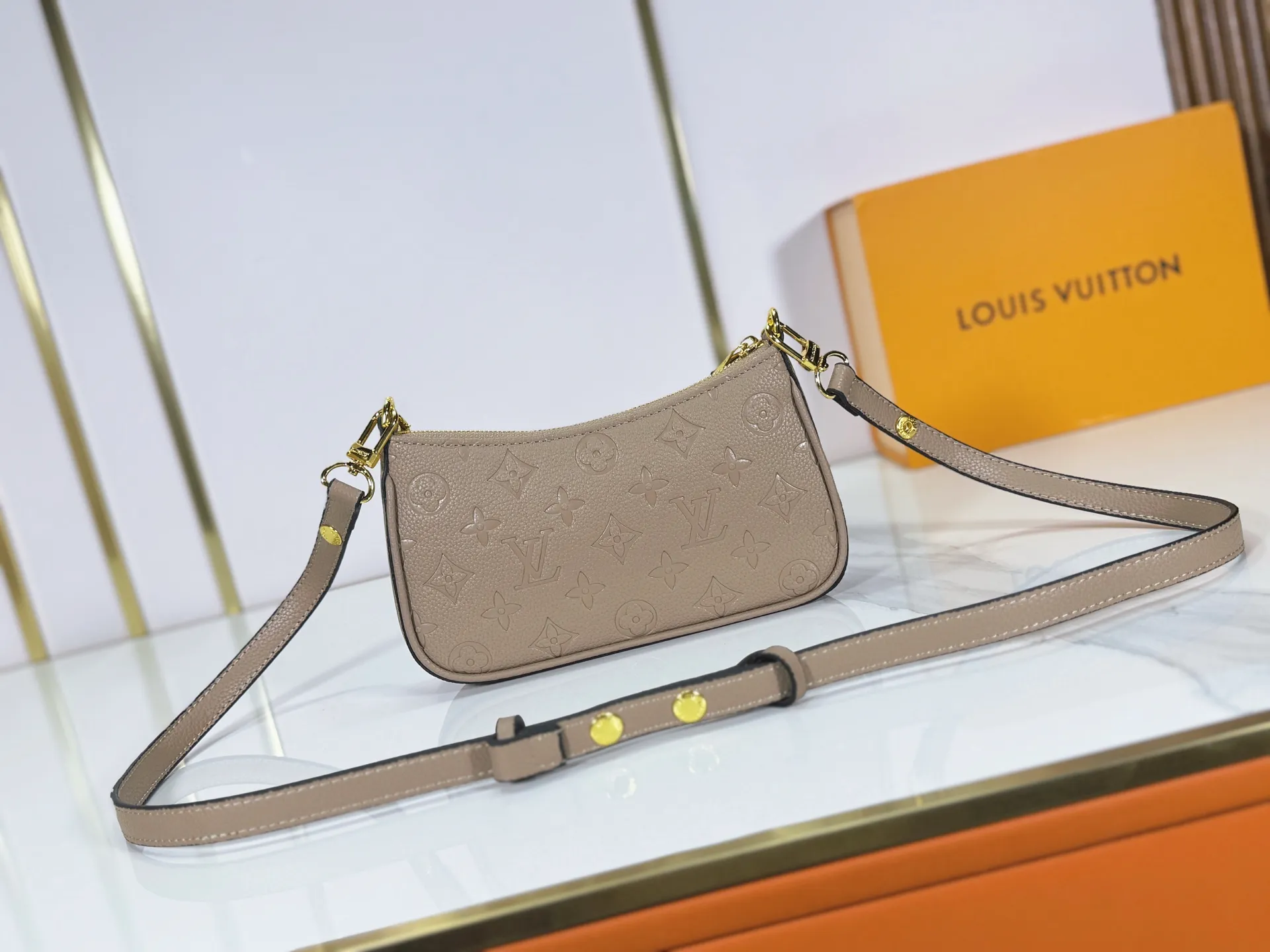 P180 Upgraded original M81066 M80349 M14421 M81862 M13614 This Easy Pouch handbag is decorated with classic Monogram pattern on the leather body and incorporates dazzling metal parts such as D-rings, making it a perfect choice for day and night travel. The compact shape is suitable for daily needs, and the detachable shoulder strap and chain allow for a variety of carrying methods. Dimensions: 19.0 x 11.5 x 3.0 cm (length x height x width)